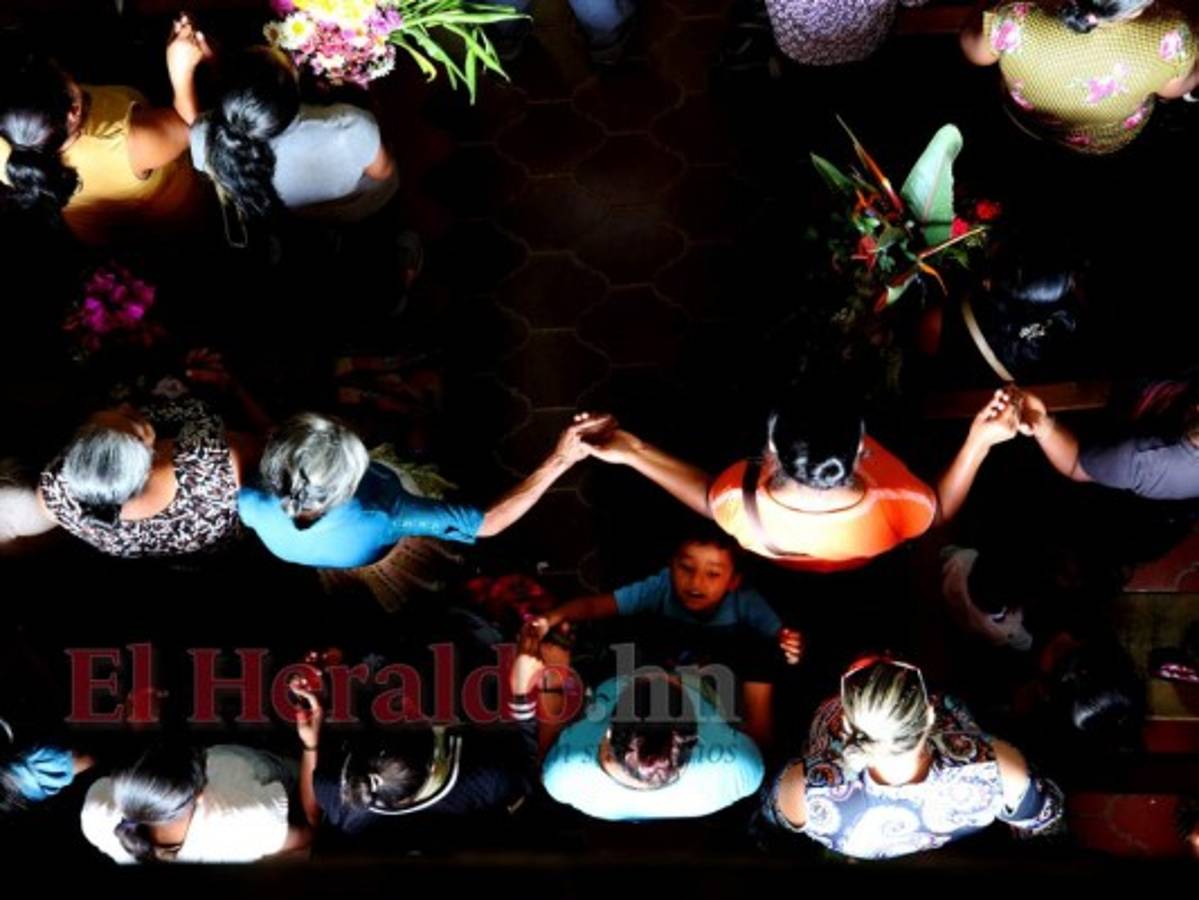 Una misa de cuerpo presente se ofició en la iglesia católica Apóstol Santiago. Foto: Estalin Irías/EL HERALDO.