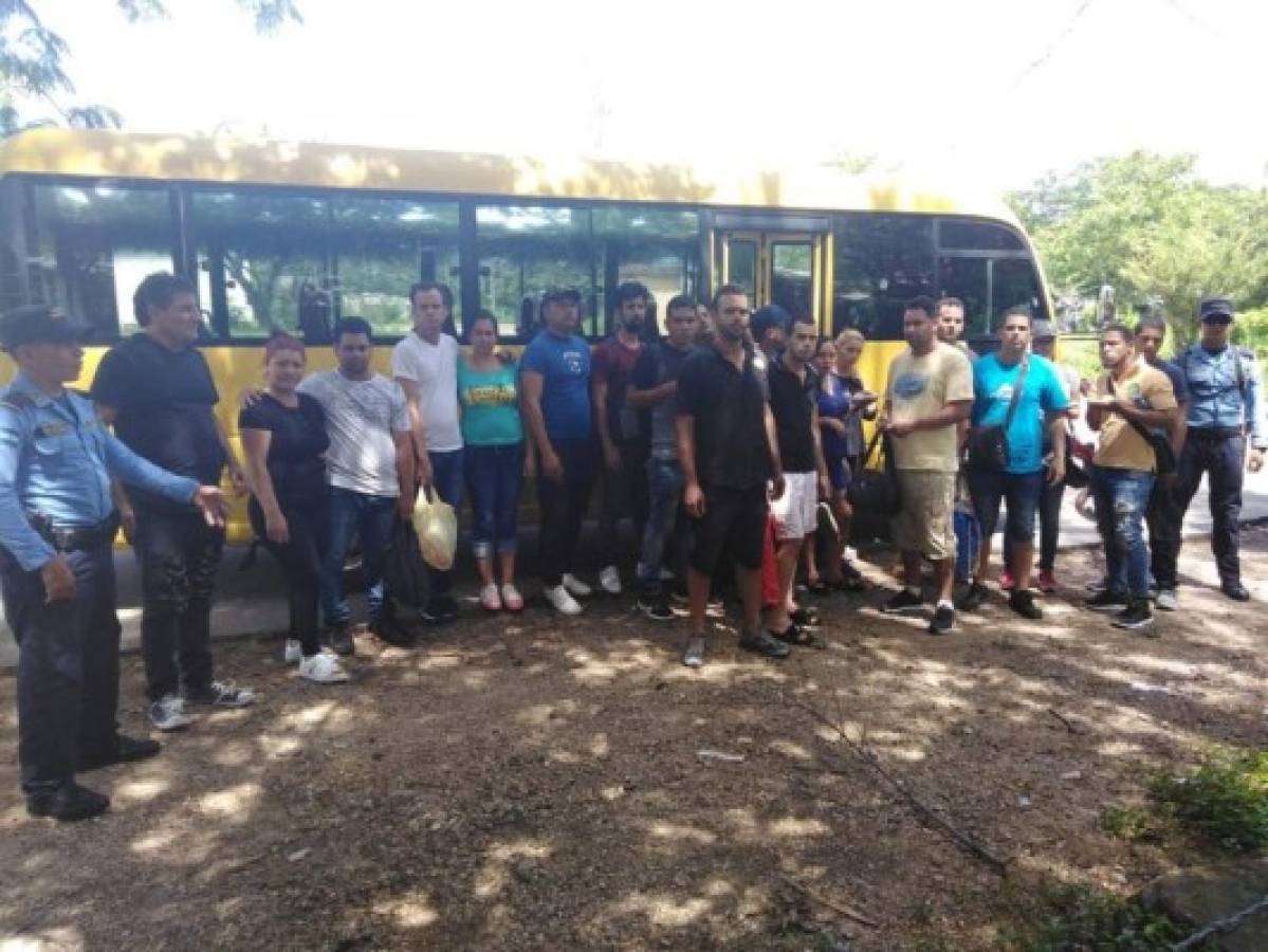 Retienen a 21 indocumentados cubanos en el punto fronterizo de Guasaule, zona sur de Honduras