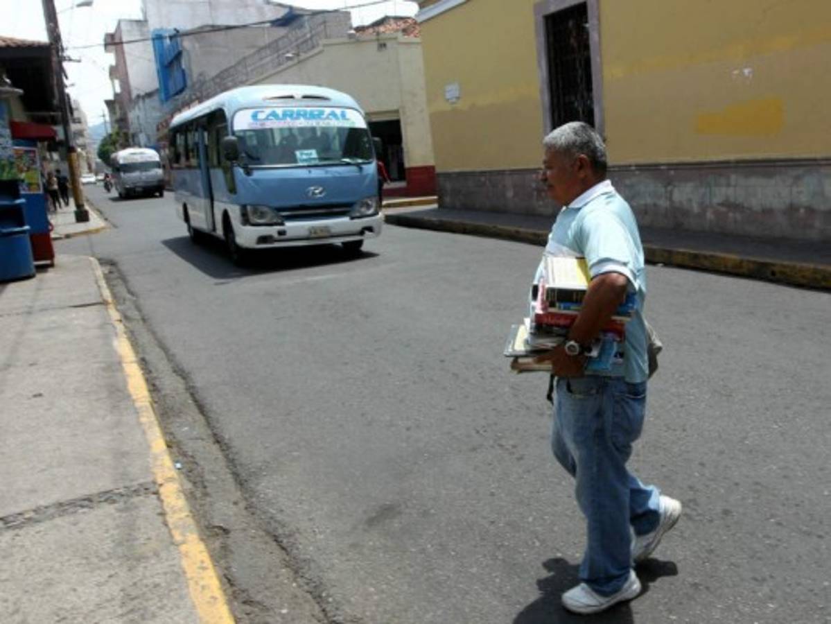El caballero de los libros que deambula por el Distrito Central