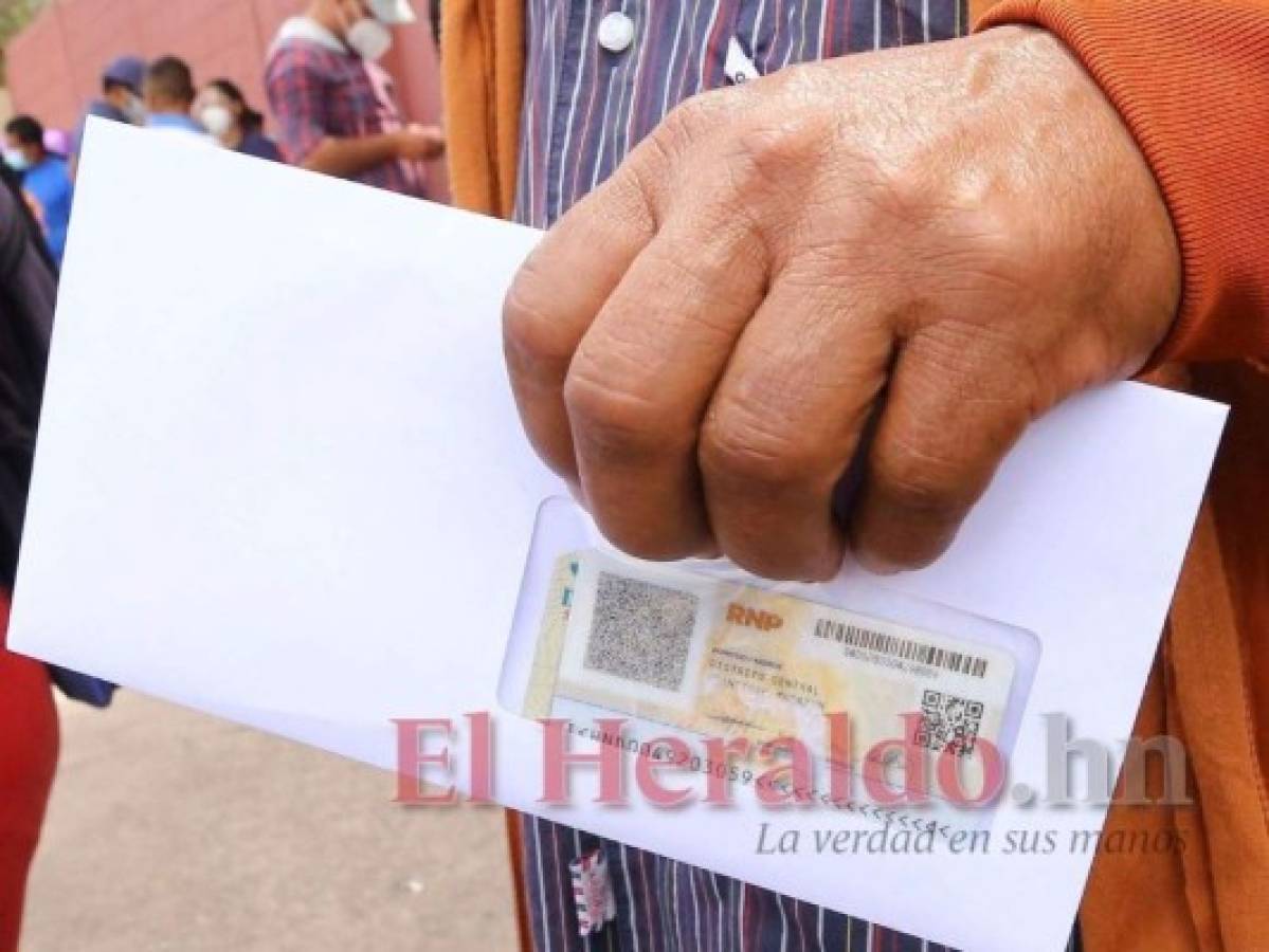 La nueva tarjeta de identidad es parte de un proyecto millonario que el Estado de Honduras tiene que pagar al BID. Foto: El Heraldo