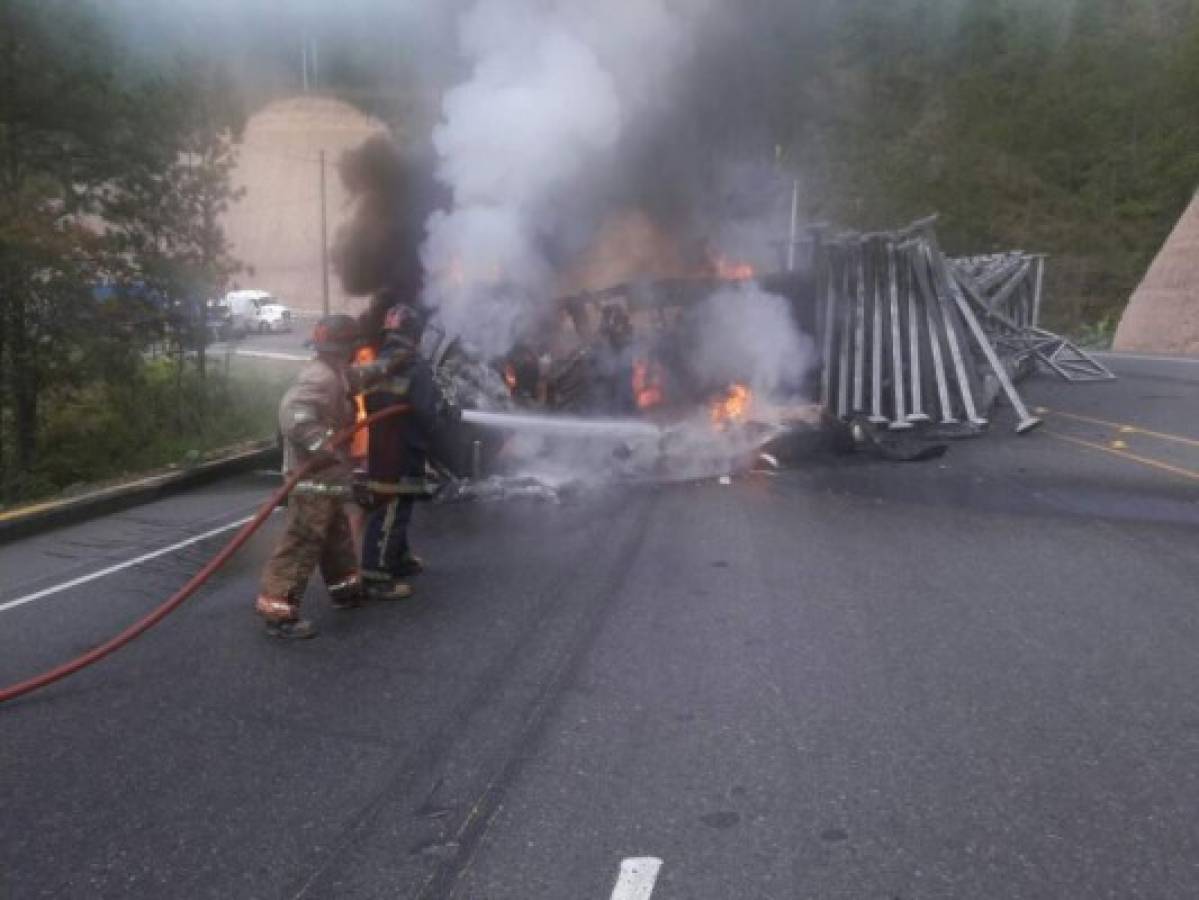 Honduras: Hombre se salva de morir al incendiarse una rastra en su totalidad en la carretera CA-5