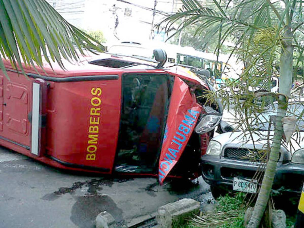 Dos bomberos heridos en choque de rapidito y ambulancia