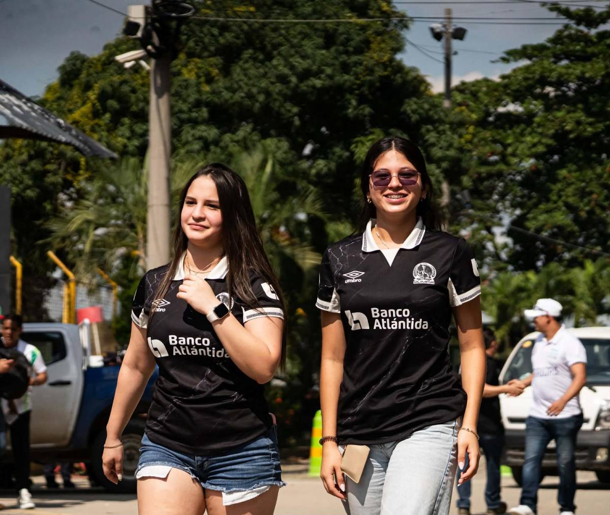 Gringas y periodista se roban el show: Las bellas chicas en la final Marathón vs Olimpia