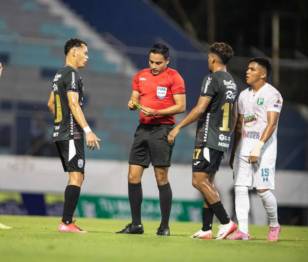 Bella periodista deslumbró, inesperado villano del Marathón vs Platense y polémica del partido