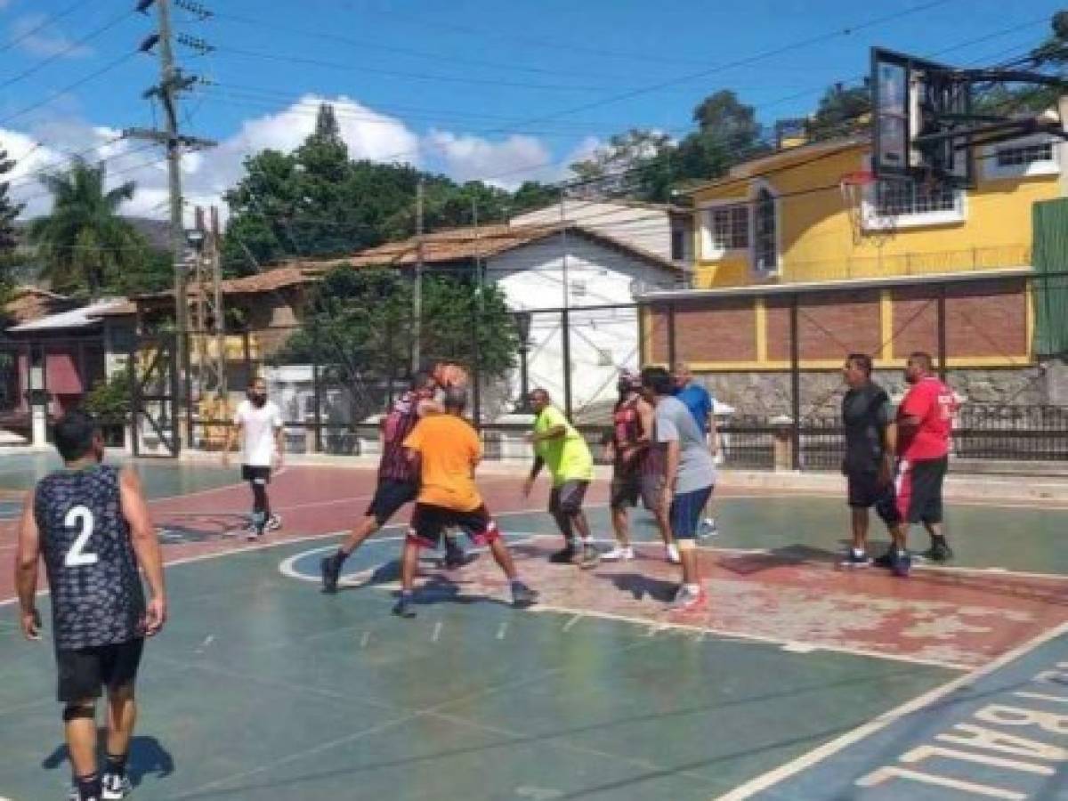 Los viernes y sábados acude al parque La Leona a jugar baloncesto con sus amigos.
