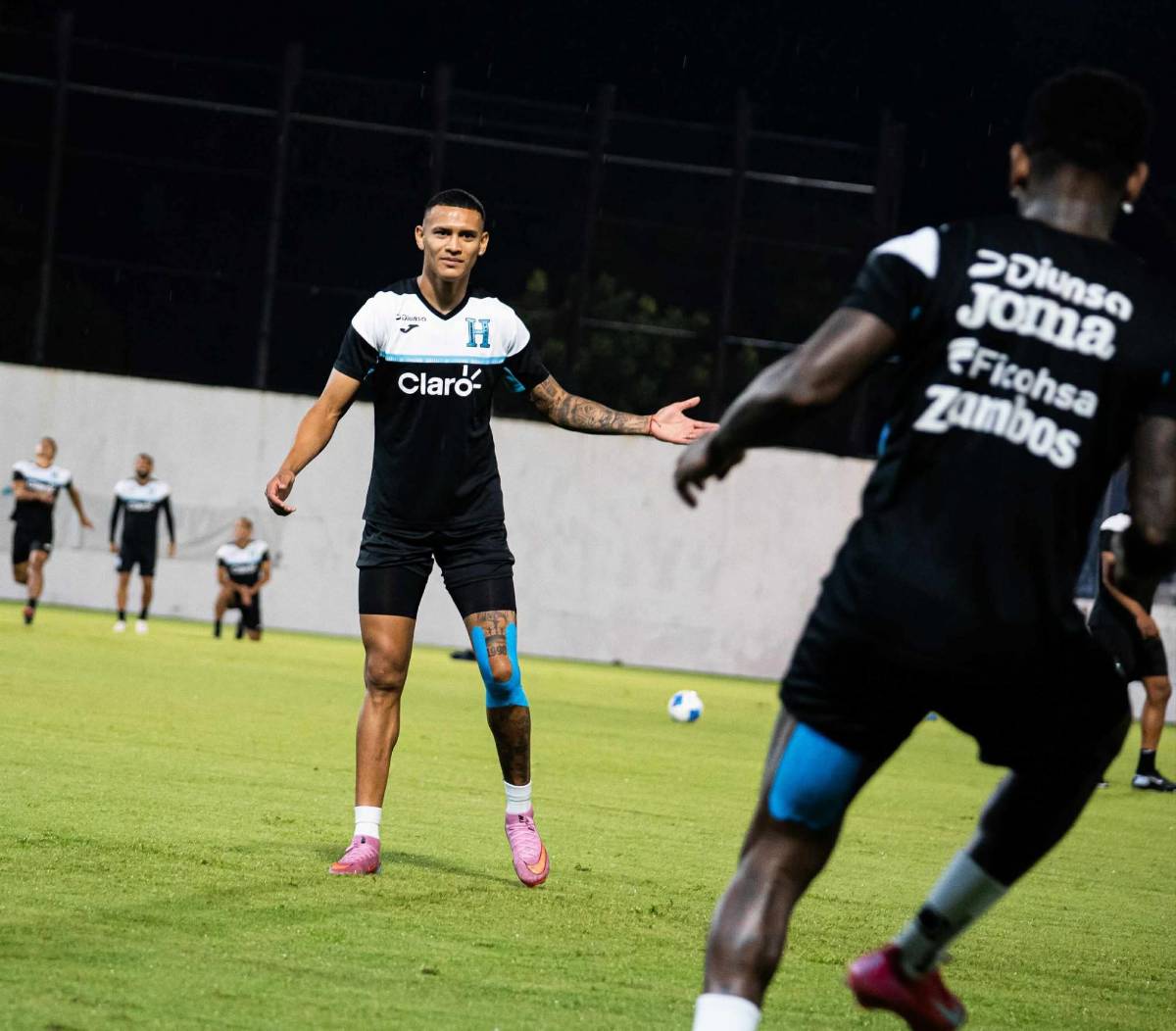 Jugador llegó con bolso de lujo, insólito impase en el estadio y ausencias en entreno de Honduras
