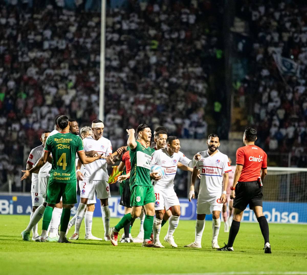 Pelea entre jugadores, insólita interrupción, gol de Puskas y Olimpia celebra título ante Marathón