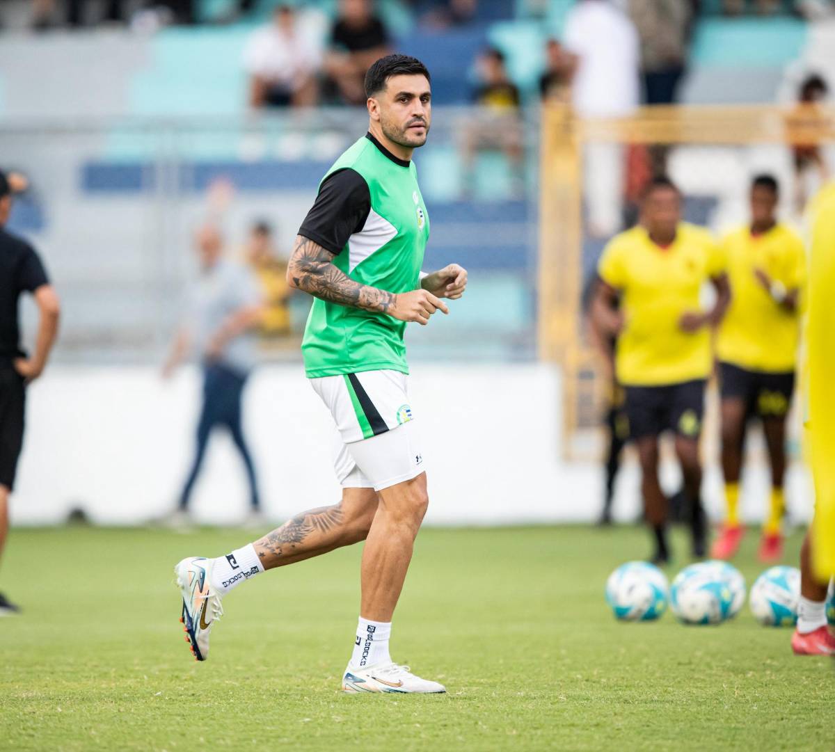 Lindas chicas y siguieron el ejemplo de los tiktokers: Así se vive la previa del Real España-Juticalpa