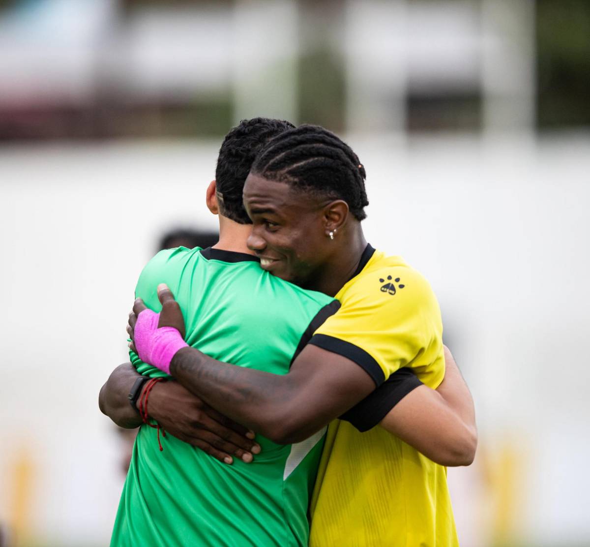 Lindas chicas y siguieron el ejemplo de los tiktokers: Así se vive la previa del Real España-Juticalpa