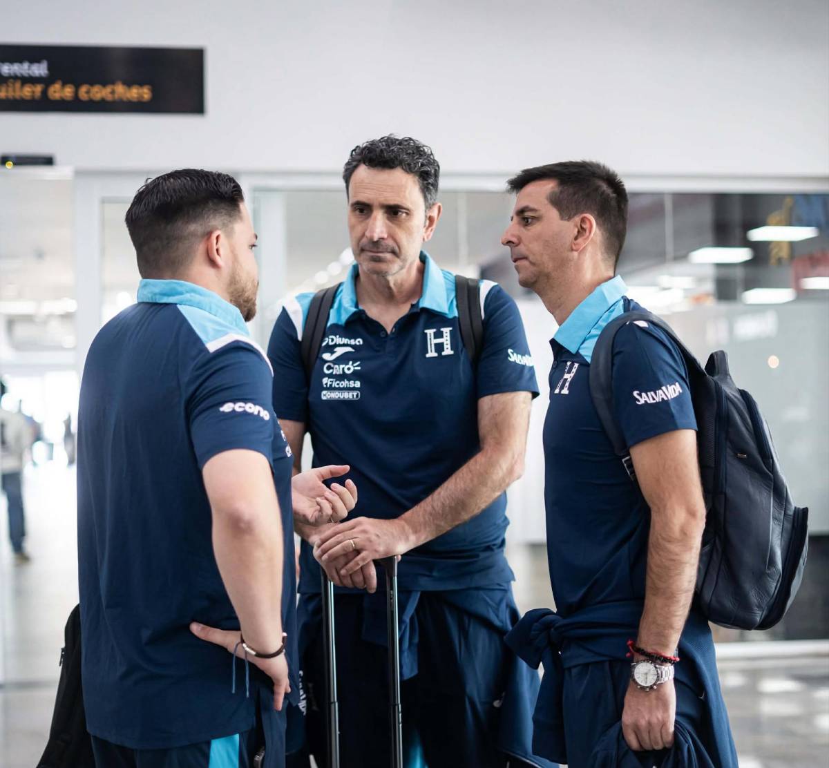 Entre abrazos y fotos; así fue la salida de la selección de Honduras rumbo a España