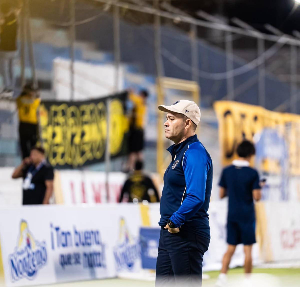 Nuevo DT de Real España presente, linda colocha deslumbra y lo que hizo Javier López en Motagua