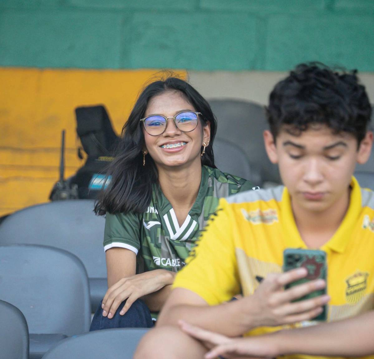 Clásico sampedrano se llena de lindas damas ¡Chica de primeros auxilios llamó la atención!