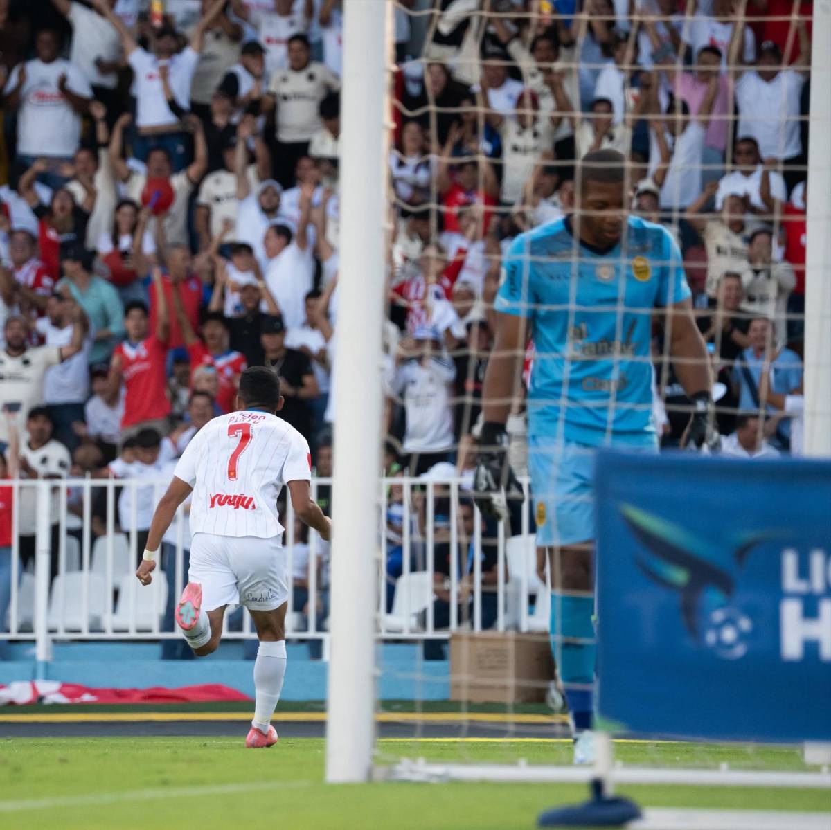 Buba descontrolado, aficionada desmayada, jugador confirma que se va de Olimpia y lágrimas