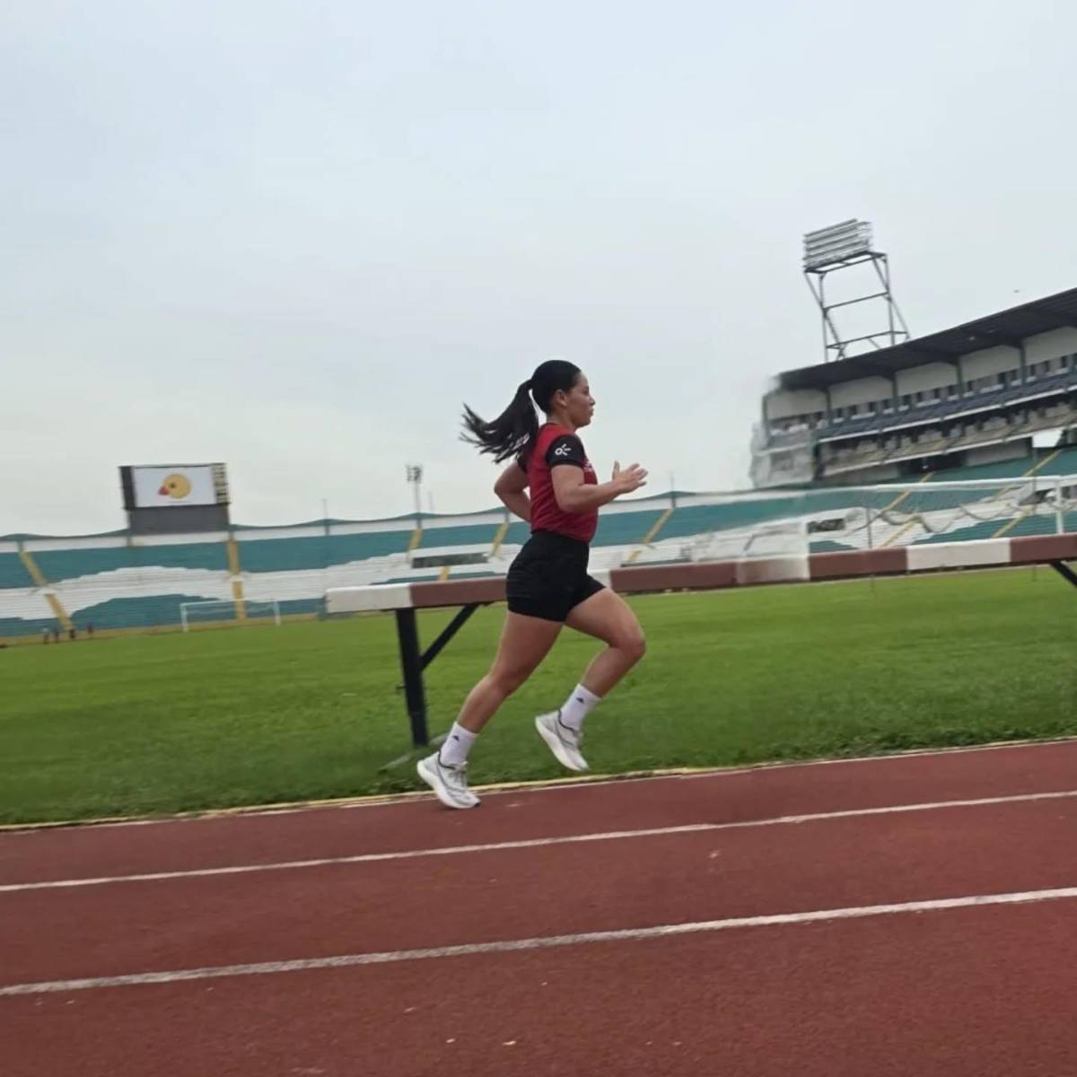 Nolvia Hernández, la hermosa árbitra hondureña que roba suspiros en redes sociales