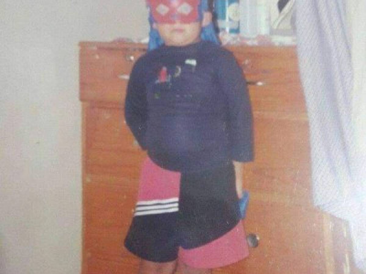 Este es el traje que su madre le compró cuando era niño, pensaron que era Batman.