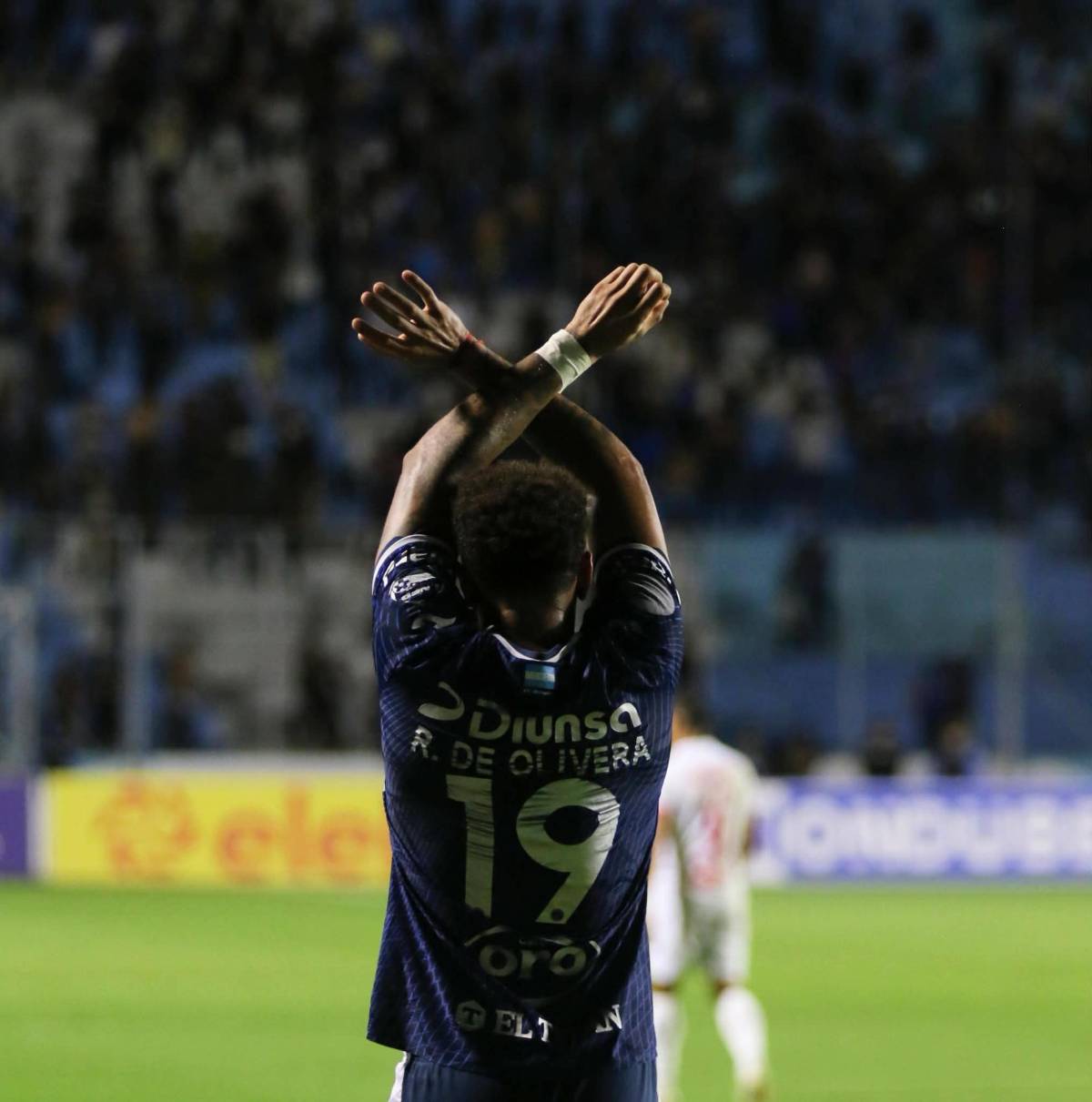 Menjívar enciende a la Revo, polémica bronca del Olimpia con el árbitro y De Olivera salvó a Motagua