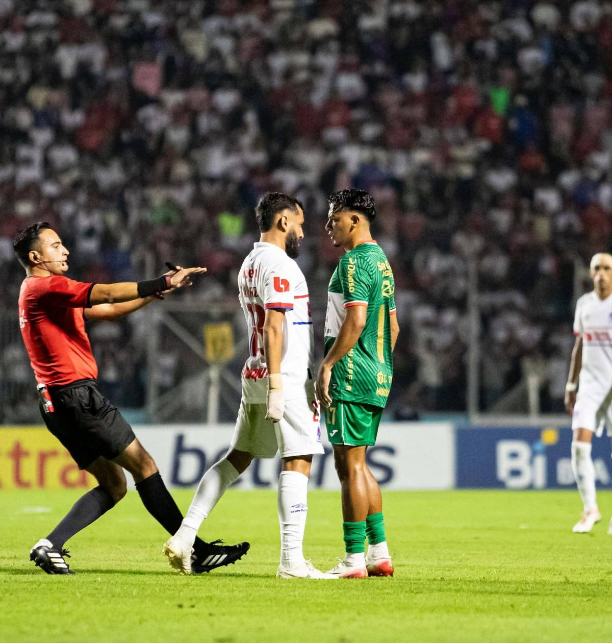Pelea entre jugadores, insólita interrupción, gol de Puskas y Olimpia celebra título ante Marathón