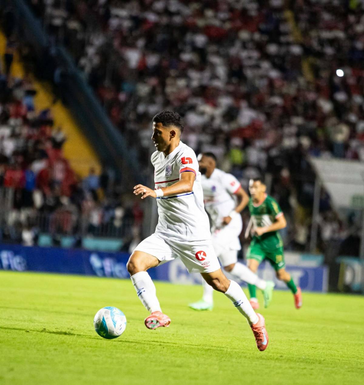 Pelea entre jugadores, insólita interrupción, gol de Puskas y Olimpia celebra título ante Marathón