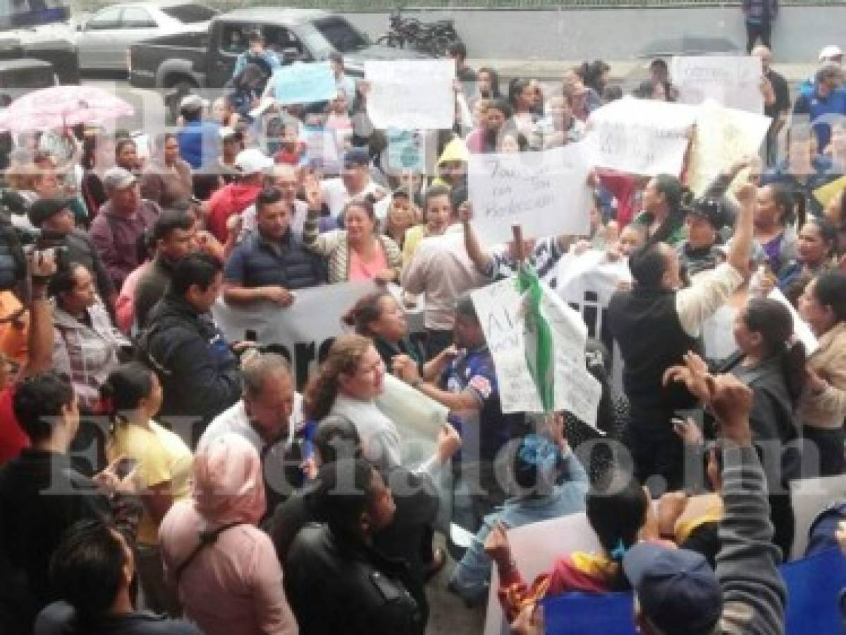 Simpatizantes del Partido Nacional protestan para que TSE inscriba candidatura de Juan Orlando