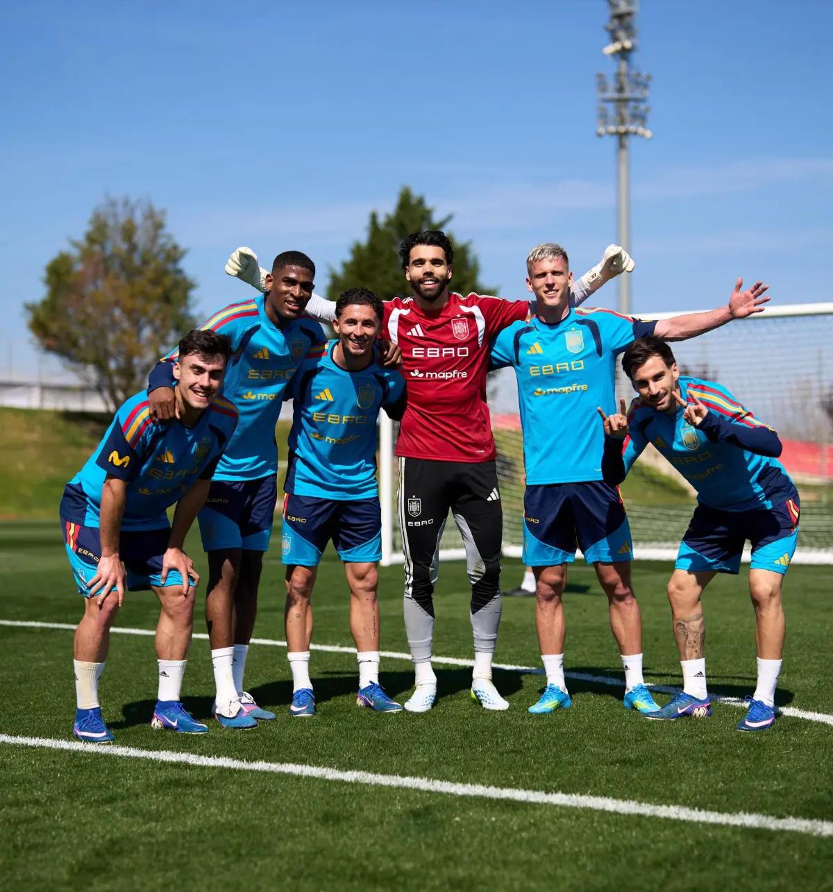 Bonito gesto de Lamine Yamal con directivos de Honduras en visita a selección de España