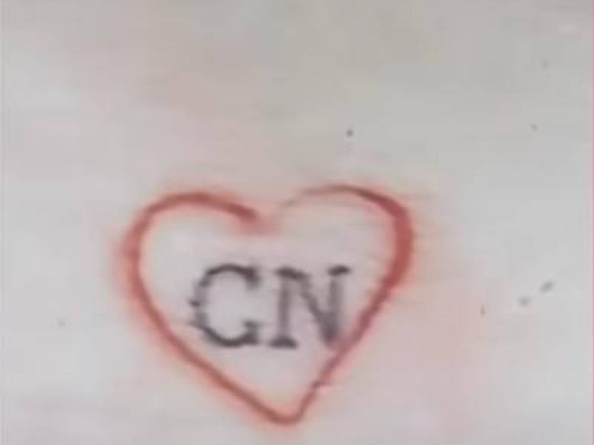 Belinda colocó las iniciales de Christian Nodal (CN) dentro de un corazón.