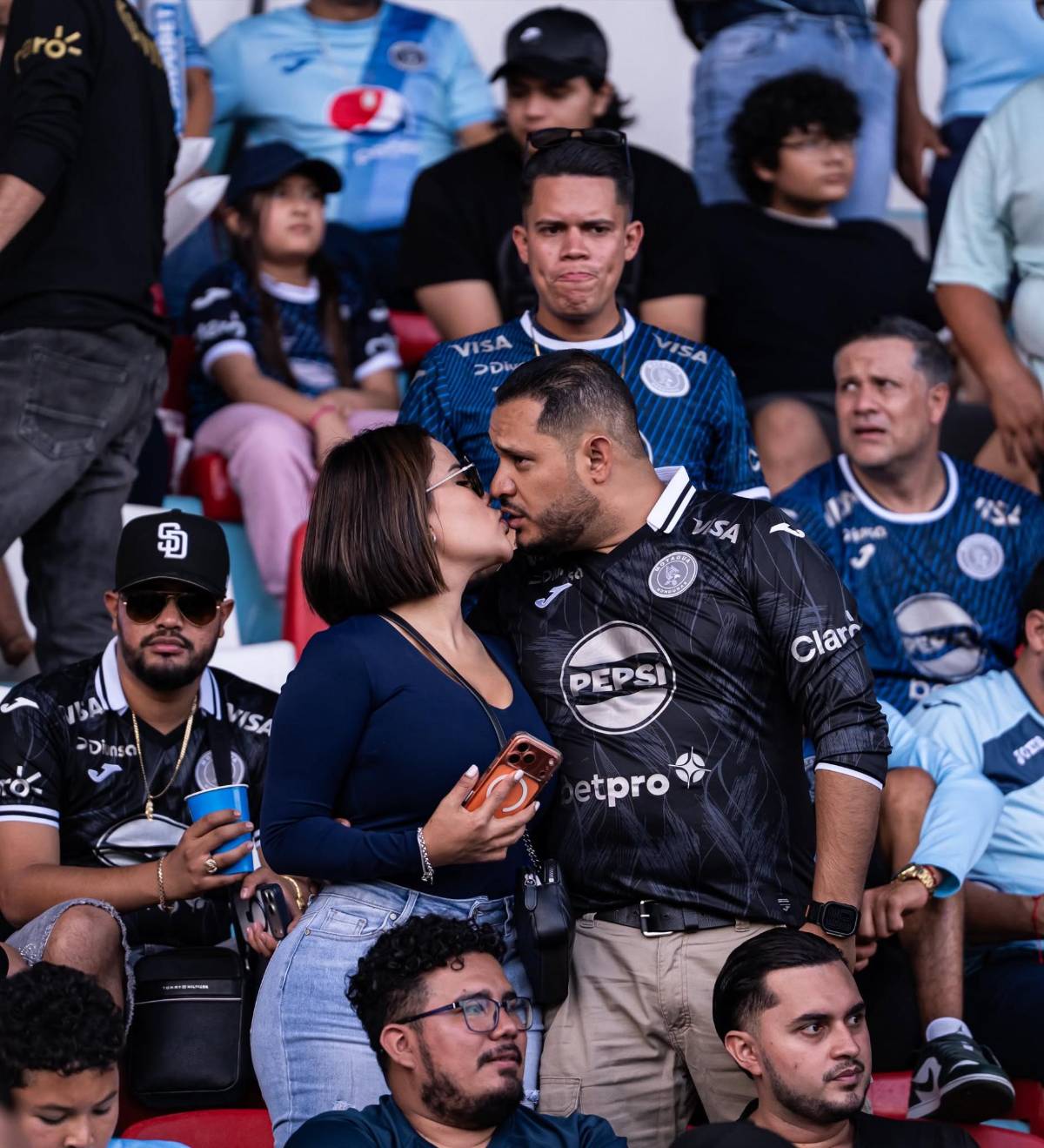 Bella policía sorprende, periodista es captada besándose y las lindas chicas en el Nacional