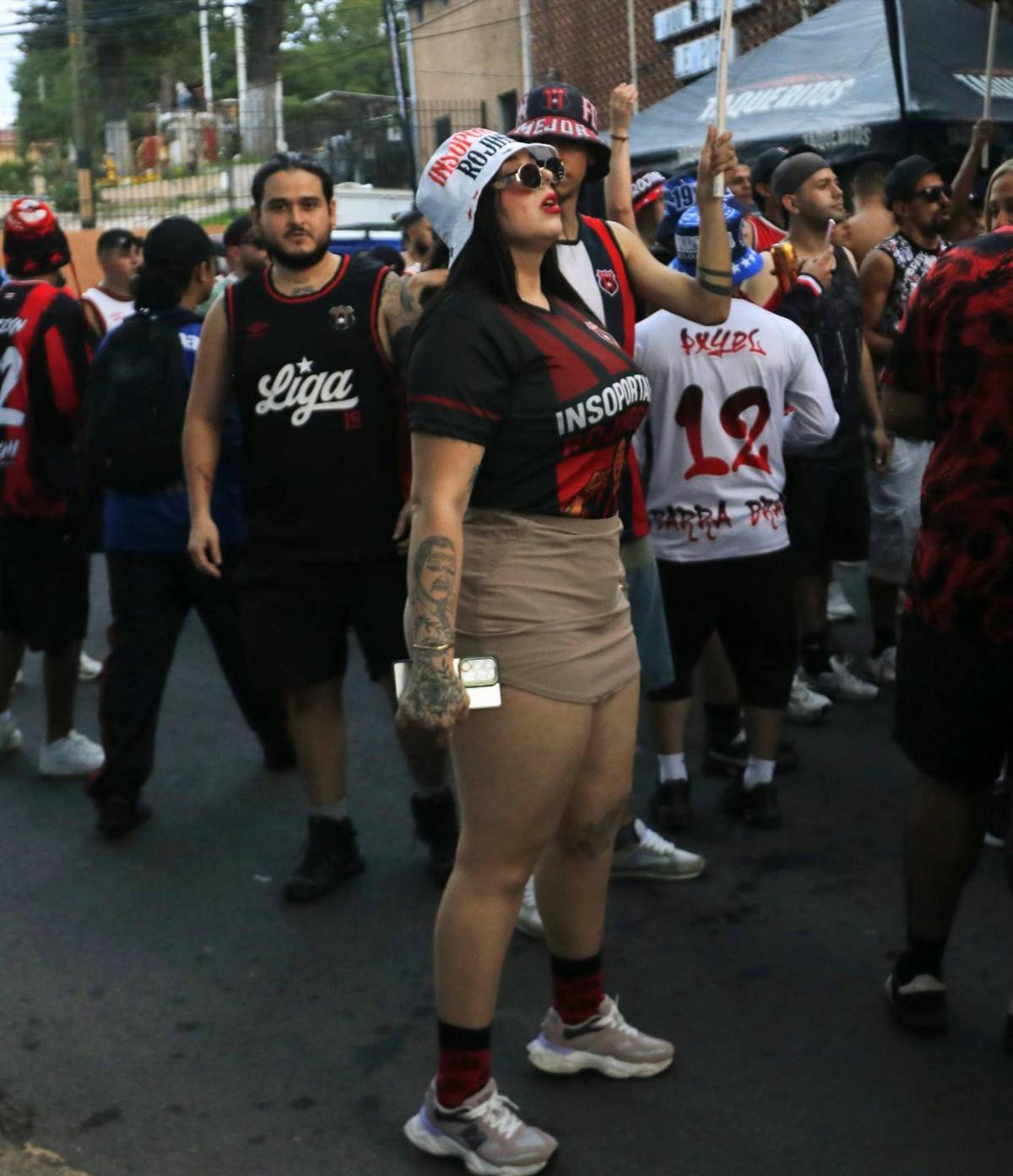 Mamá de jugador de Motagua se roba las miradas y Alajuelense llegó bien representado
