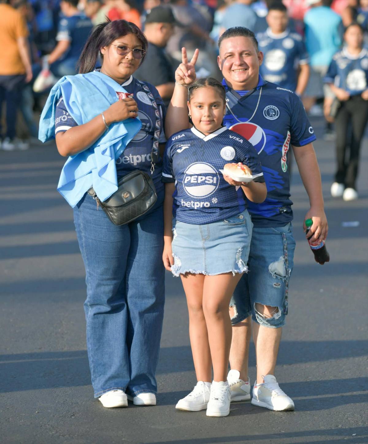Lindas chicas, exministro sorprende y gesto de Javier López: Ambiente en el Motagua vs Génesis PN