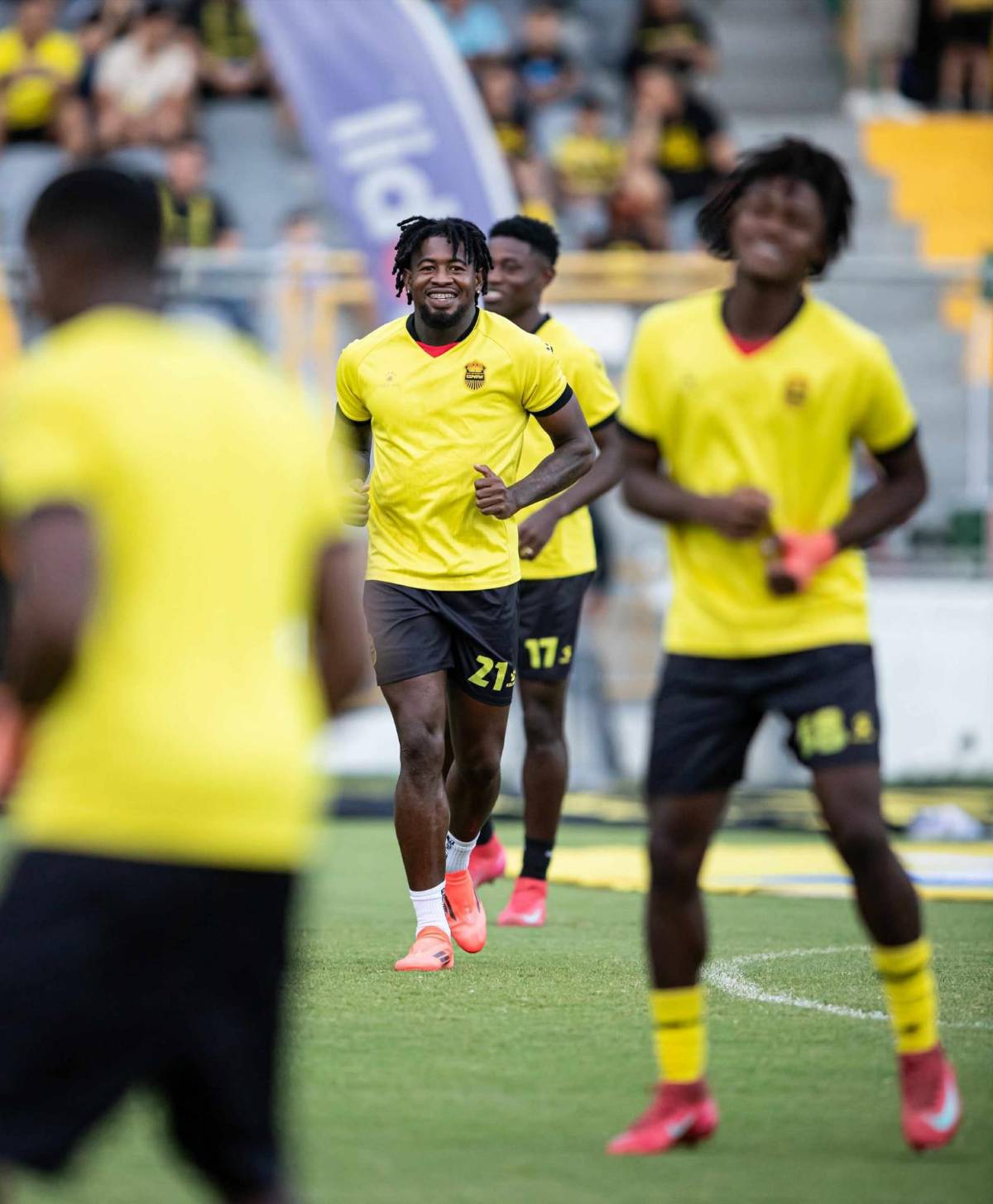 Lindas chicas y siguieron el ejemplo de los tiktokers: Así se vive la previa del Real España-Juticalpa