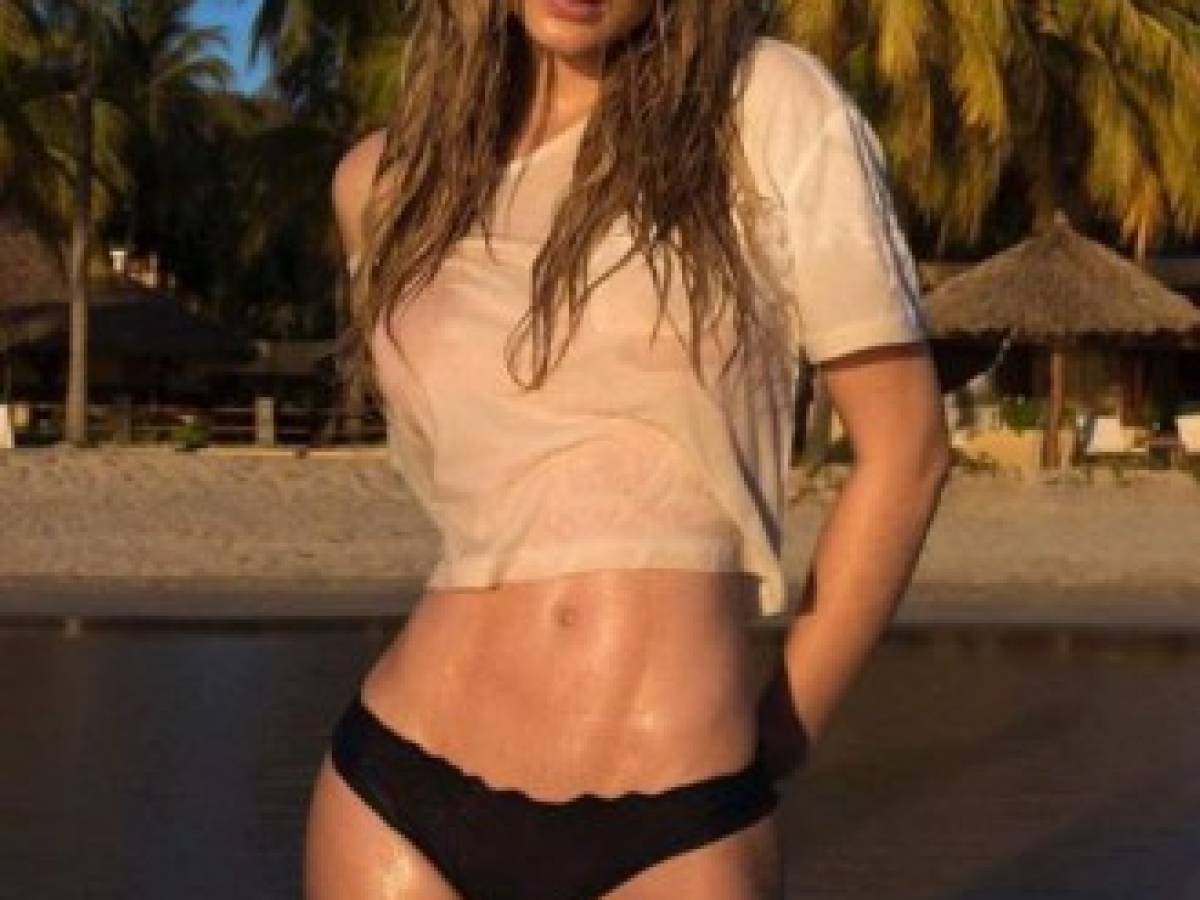 Belinda eleva la temperatura al publicar sexy foto en camiseta mojada