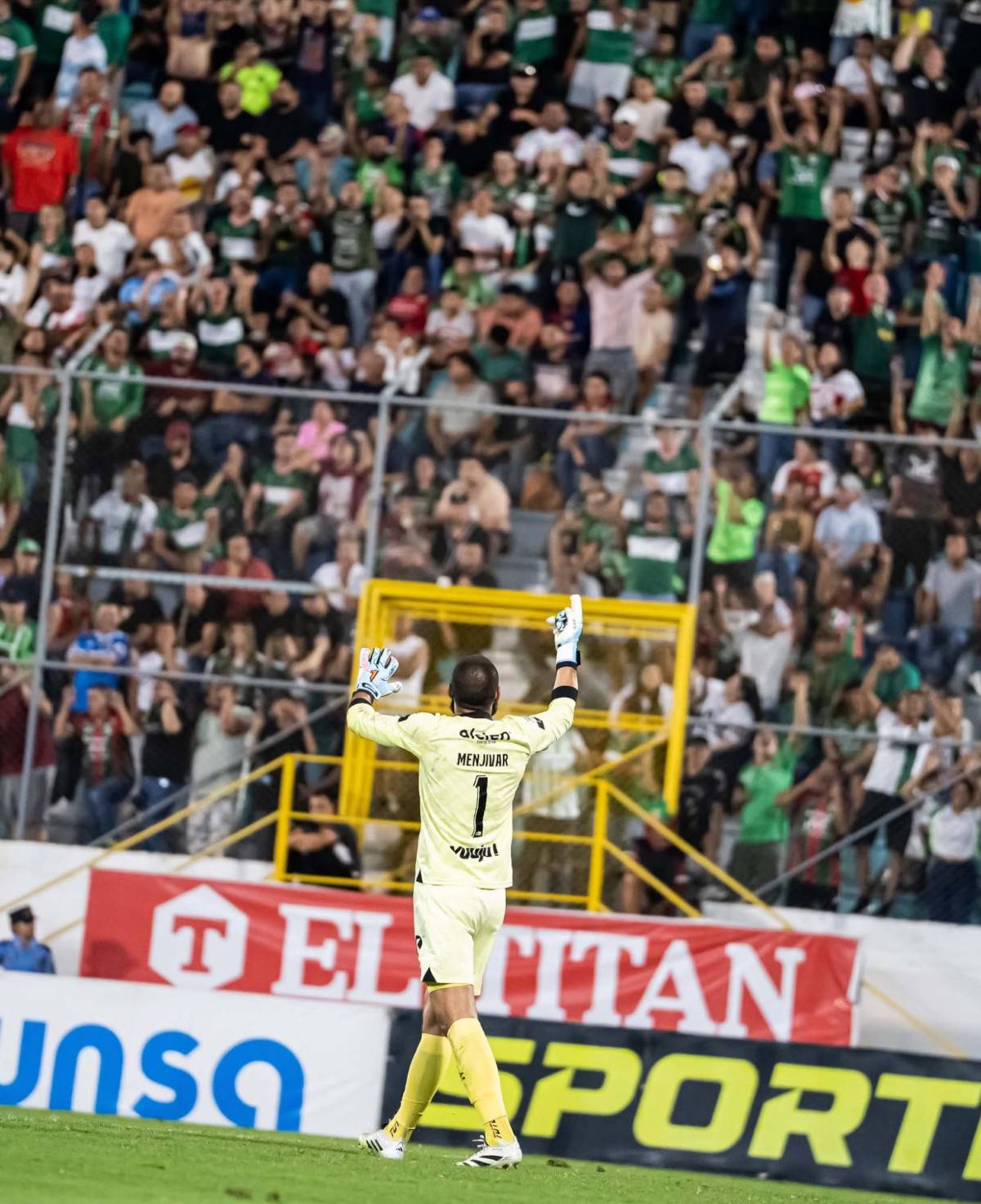 Quebraron vidrios, bronca con el rival y tristeza: Las imágenes de la eliminación de Olimpia en Liga Nacional