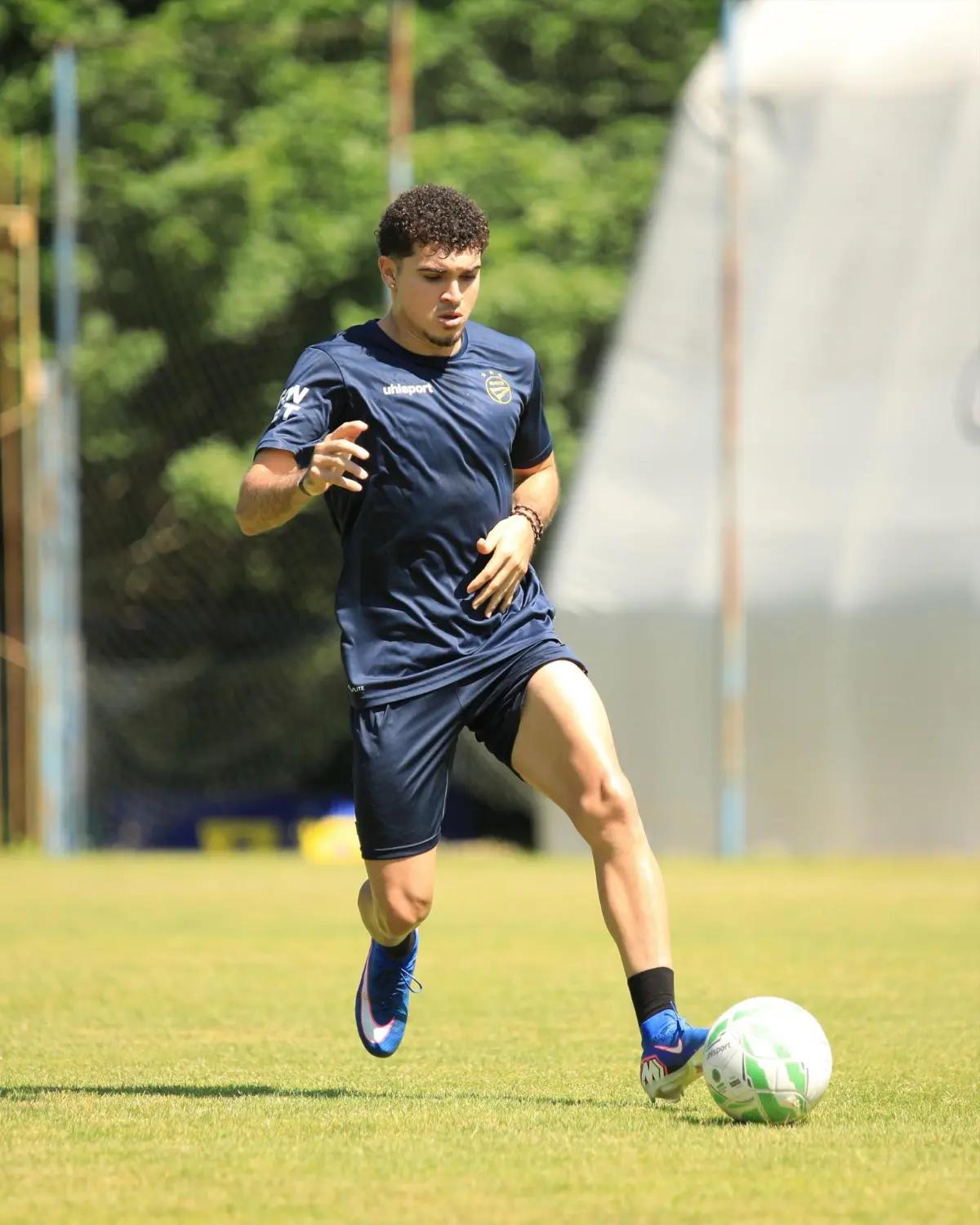 Fichajes: Olimpia busca robarle jugador a Motagua y legionario se une equipo de segunda