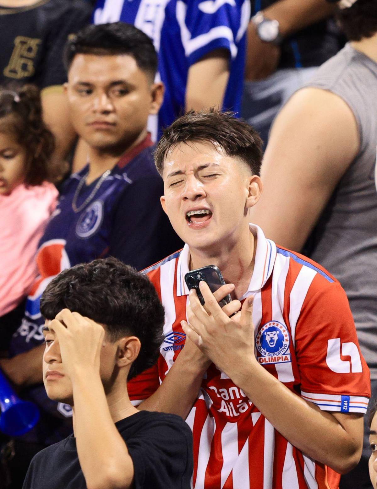 Jon Z hizo vibrar estadio Olímpico de Honduras con sus éxitos en partido de tiktokers