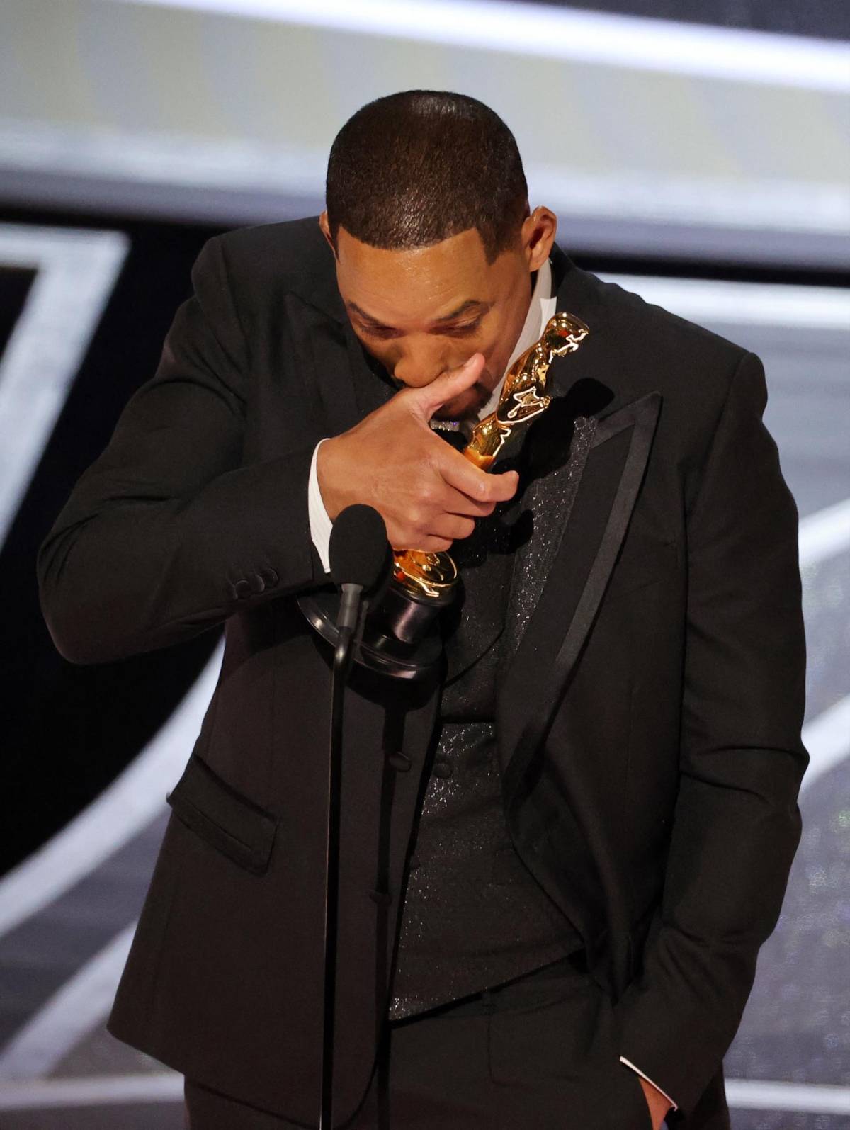 Will Smith rompe en llanto tras golpear a Chris Rock y recibir el Oscar a mejor actor