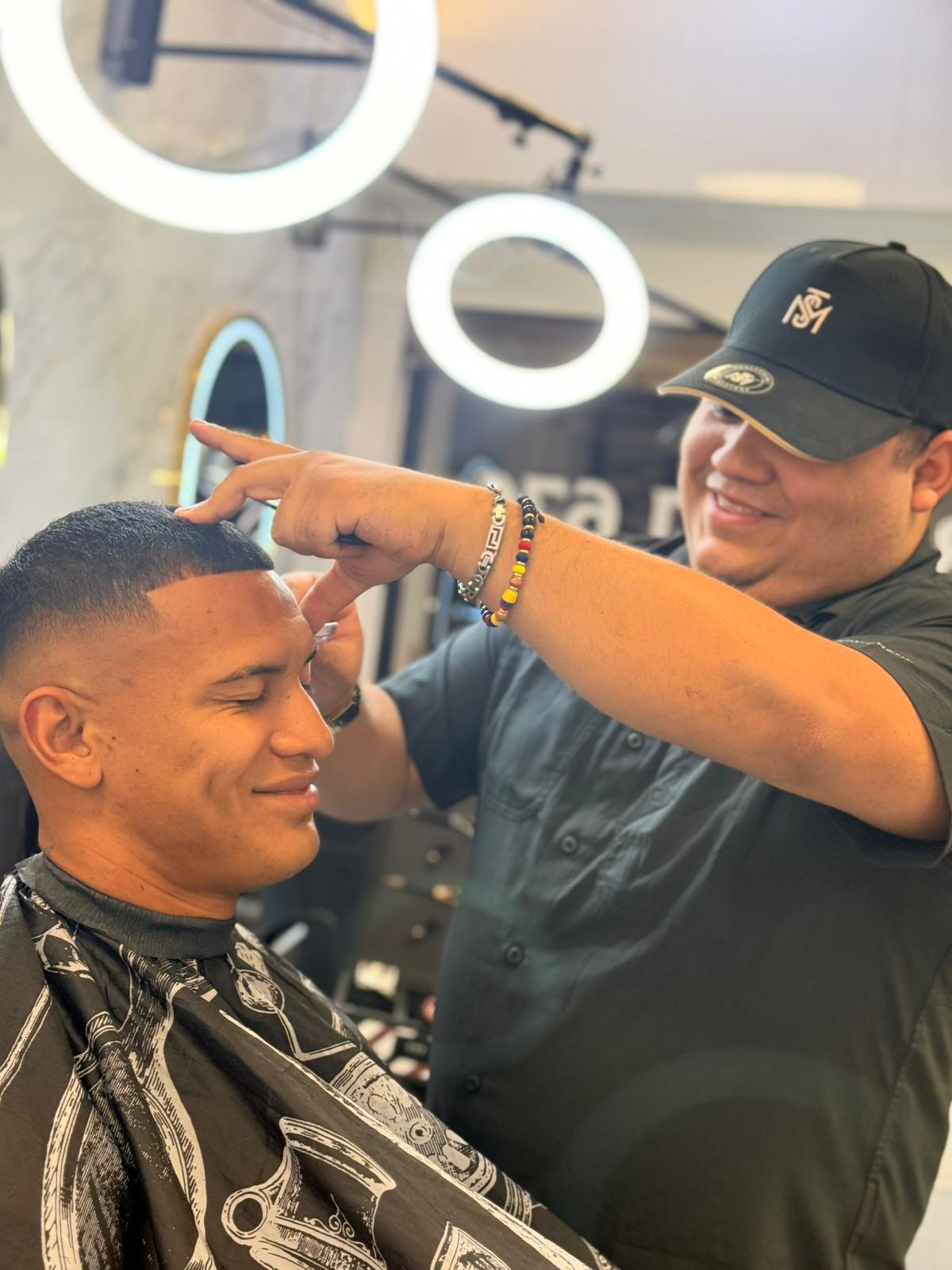 Barbero de jugadores del Barcelona y Real Madrid se mete a concentración de Honduras