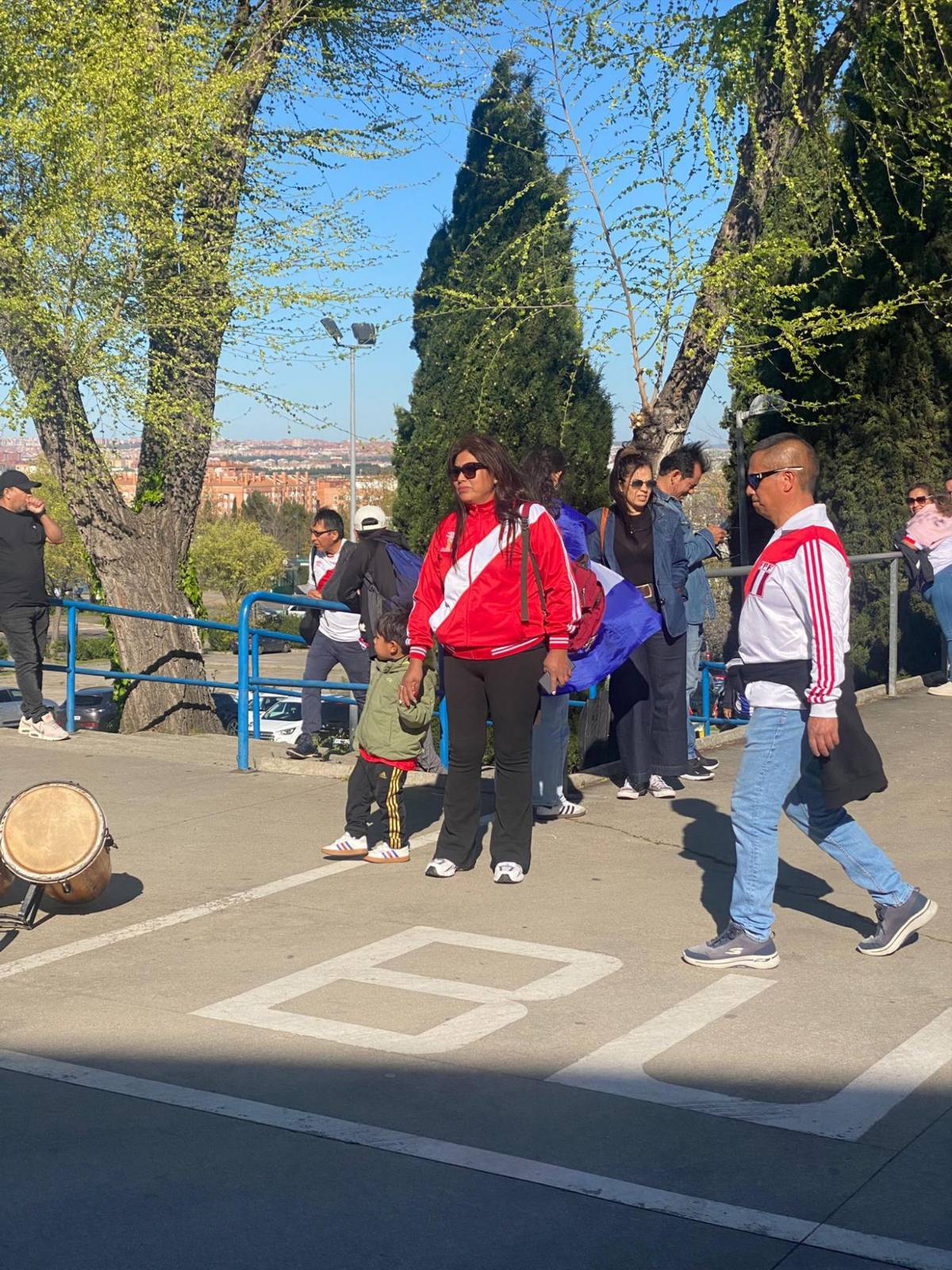 Banda que estuvo con Daddy Yankee sorprende en juego de Honduras y el Chucky peruano