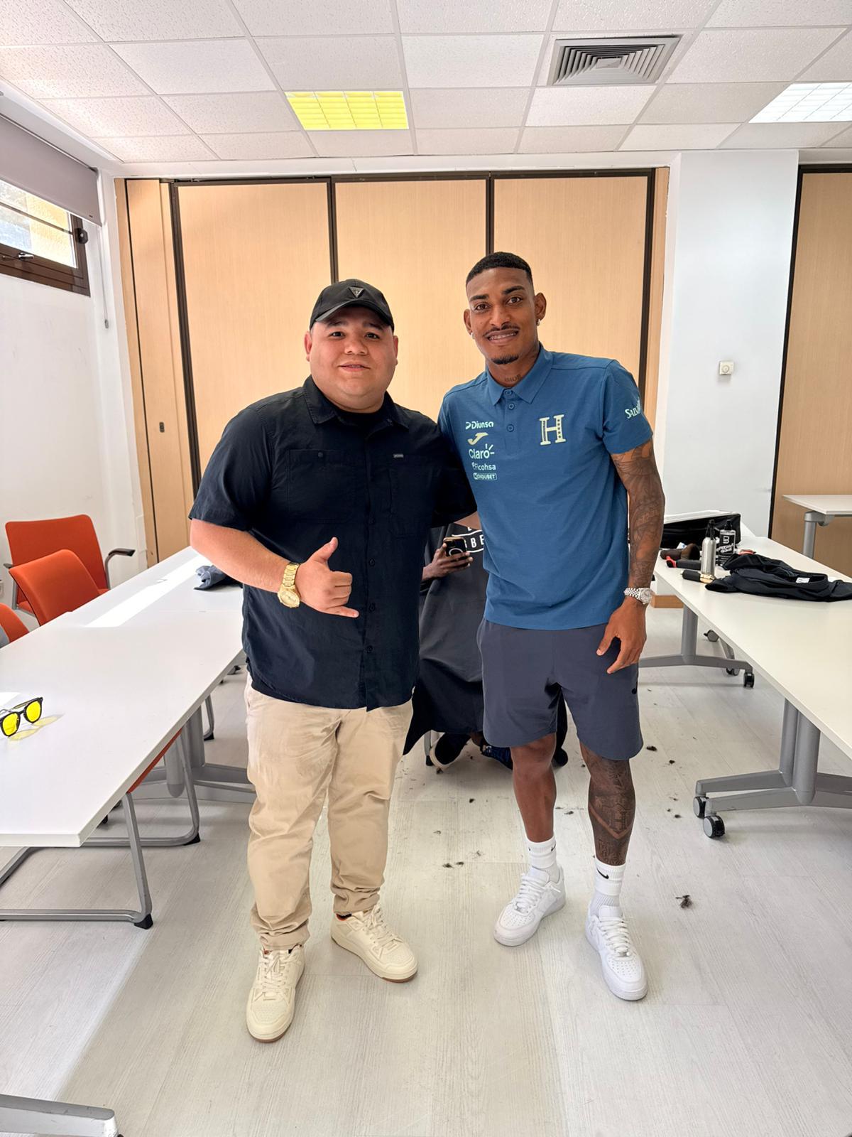 Barbero de jugadores del Barcelona y Real Madrid se mete a concentración de Honduras