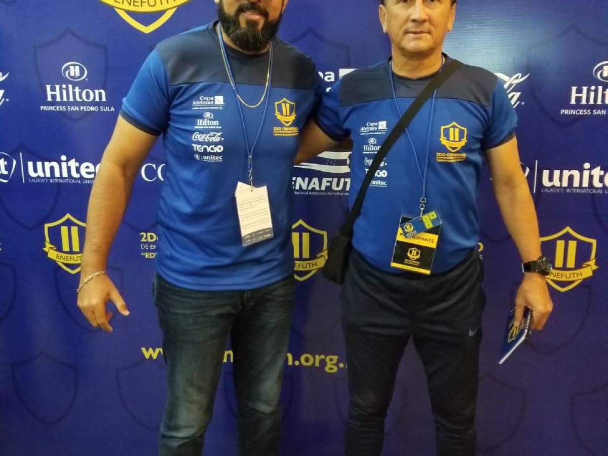 Manfredo Reyes junto a Jorge Ernesto Pineda en un congreso de entrenadores en Honduras.