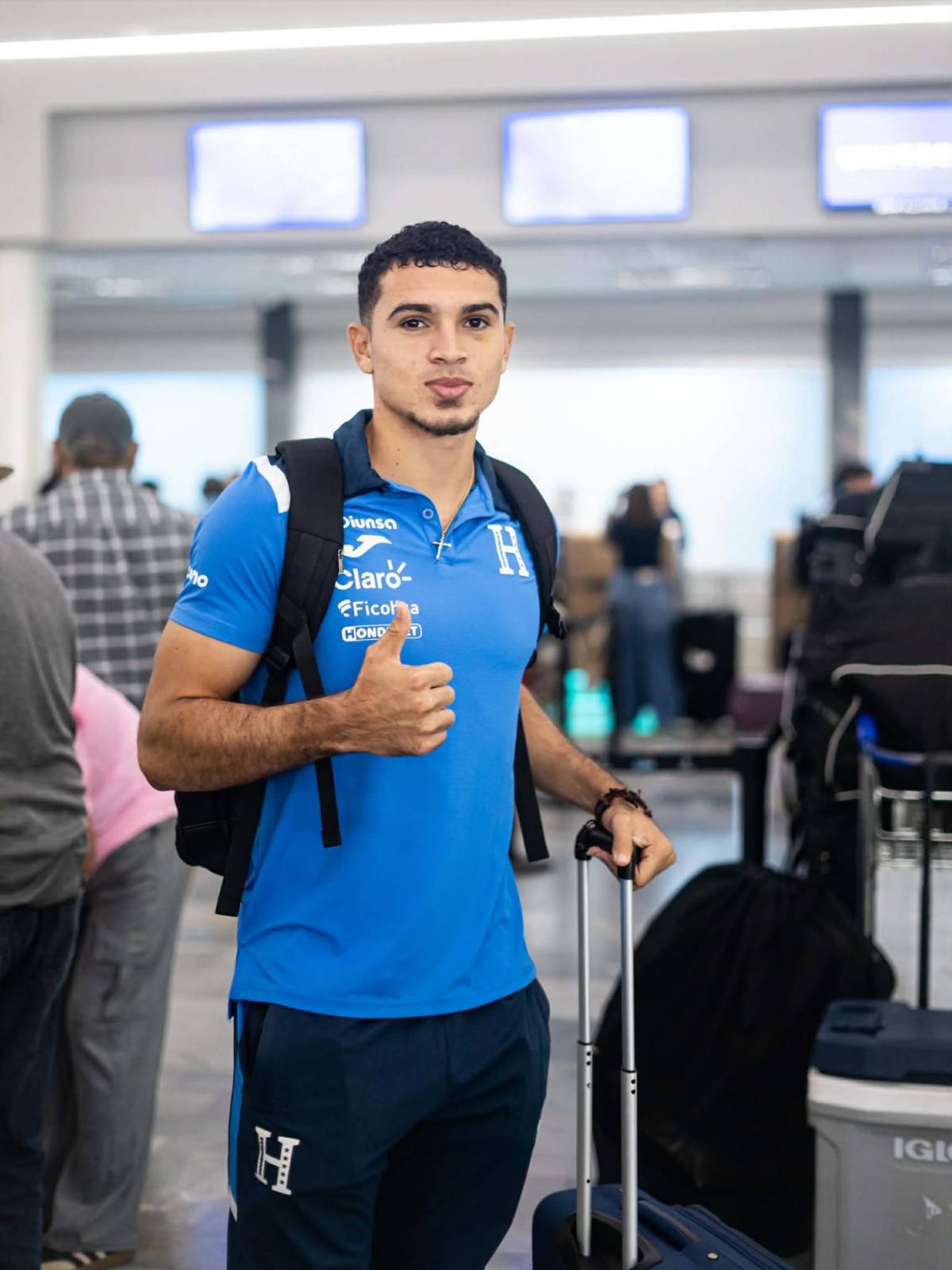 Entre abrazos y fotos; así fue la salida de la selección de Honduras rumbo a España