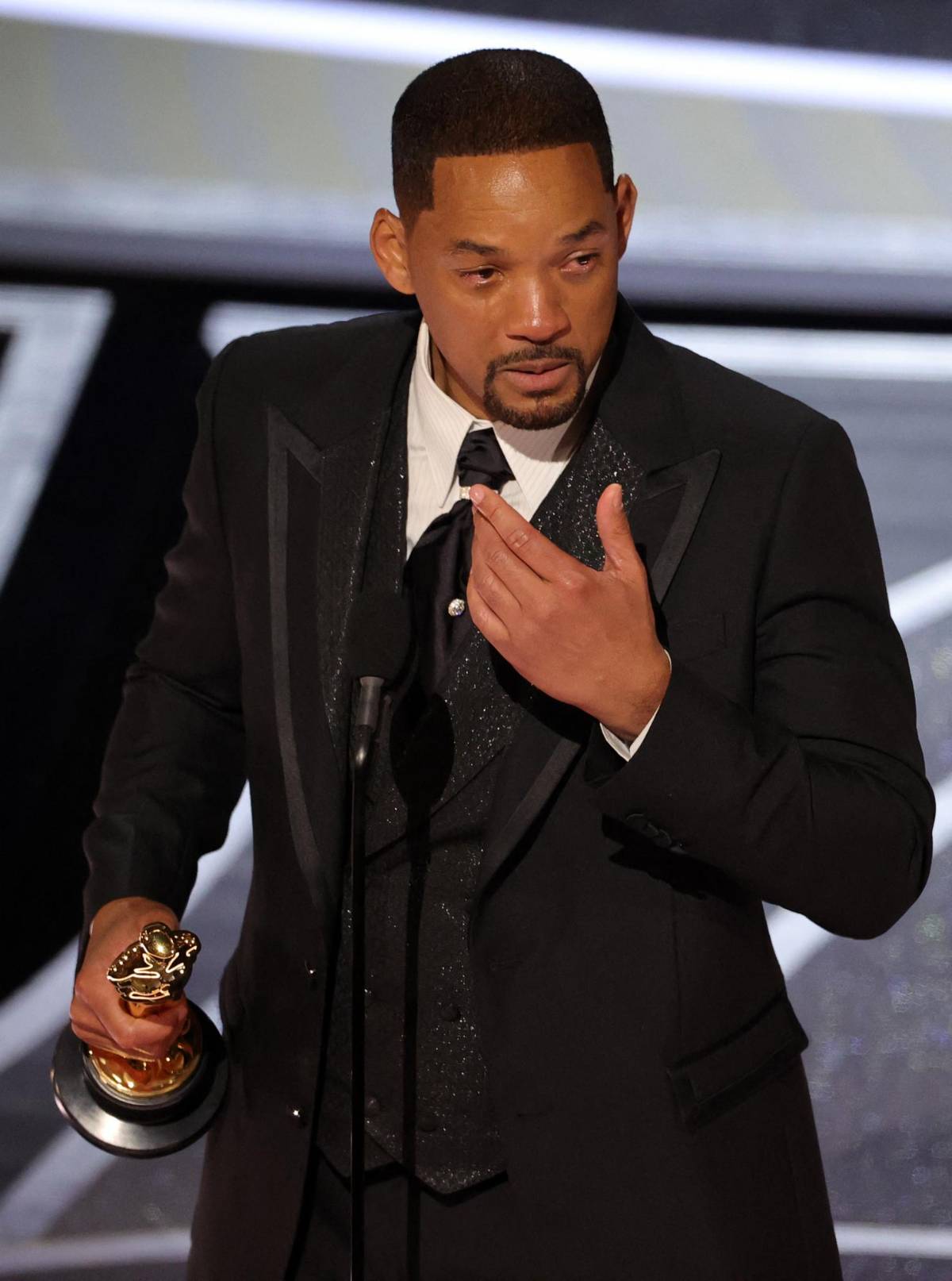 Will Smith rompe en llanto tras golpear a Chris Rock y recibir el Oscar a mejor actor