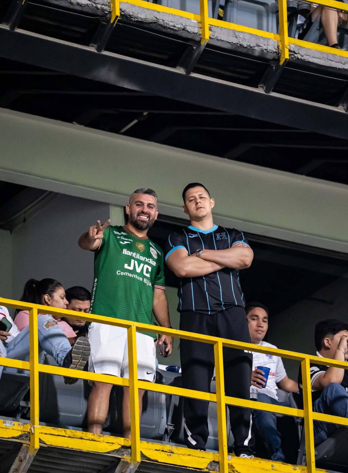 Aficionada enamora, show de las barras y ¿llegó Lavallén?: Ambiente previo al Marathón vs Olimpia
