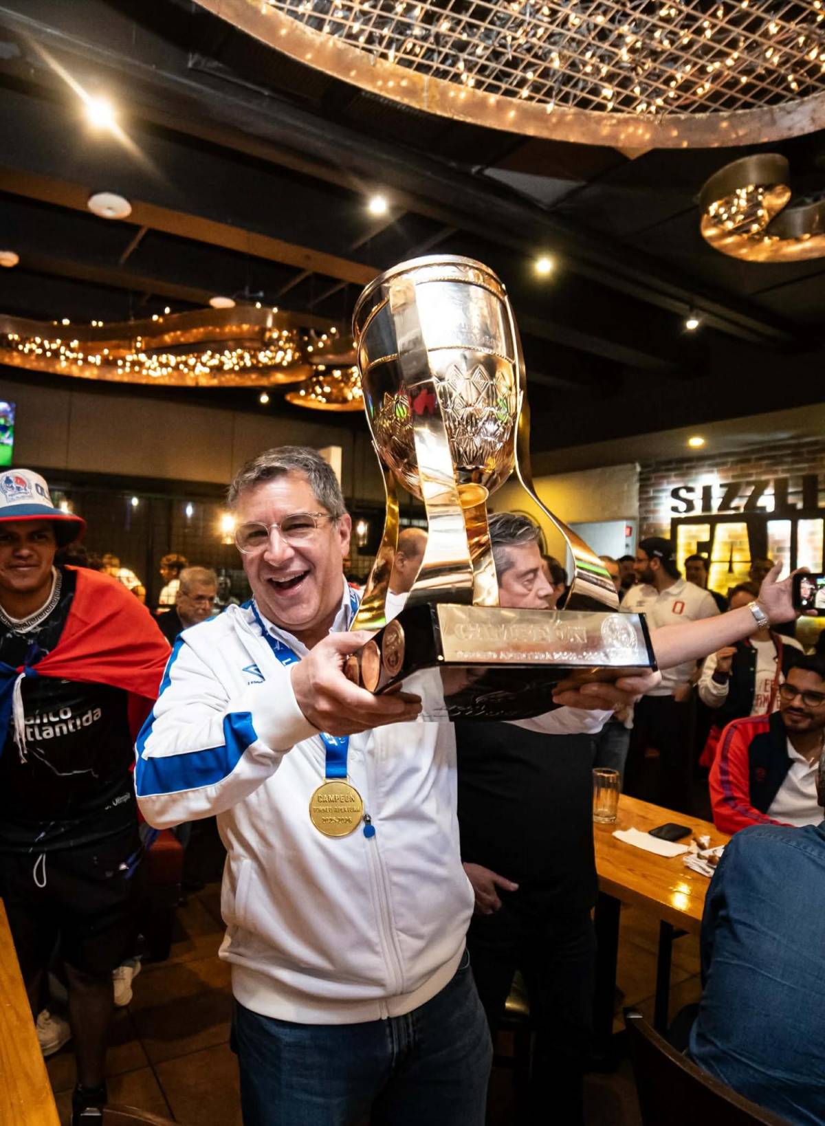 Ex jugador de Motagua se filtra en exclusiva celebración del Olimpia por el título 40