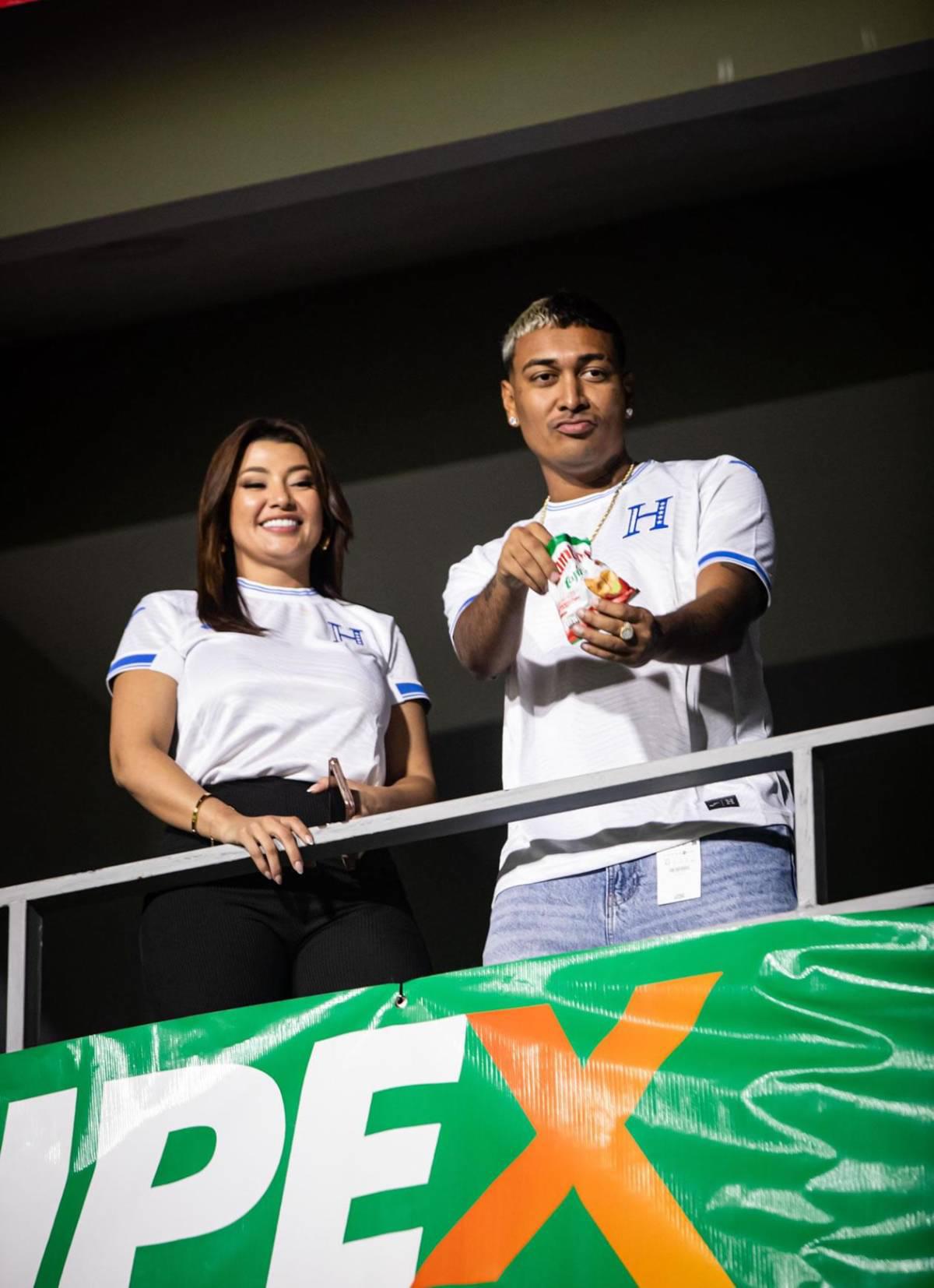 Lo que hizo la pareja del año, lindas chicas y bronca: Postales del triunfo de Honduras vs Nicaragua