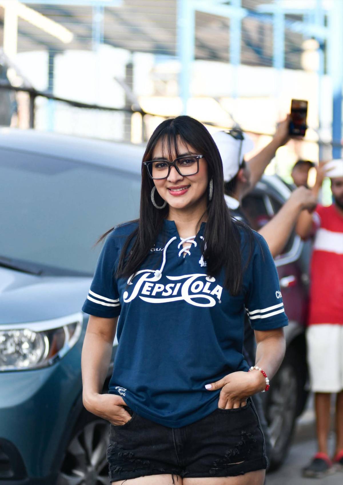 Polémico recibimiento a exjugador de Motagua, bellas chicas y show de la Revo ante Marathón