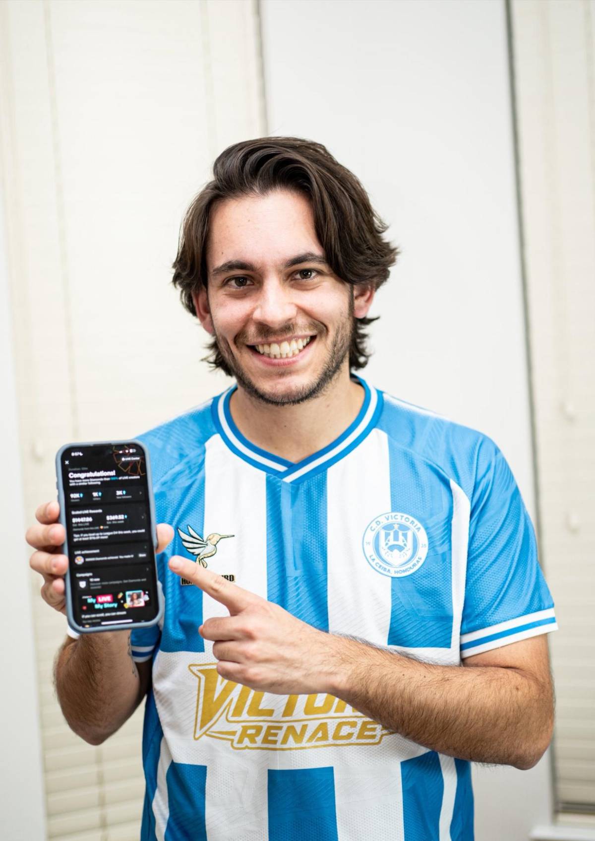Carlos Eduardo Espina revela los miles de dólares que generó Victoria en su primer en vivo de TikTok