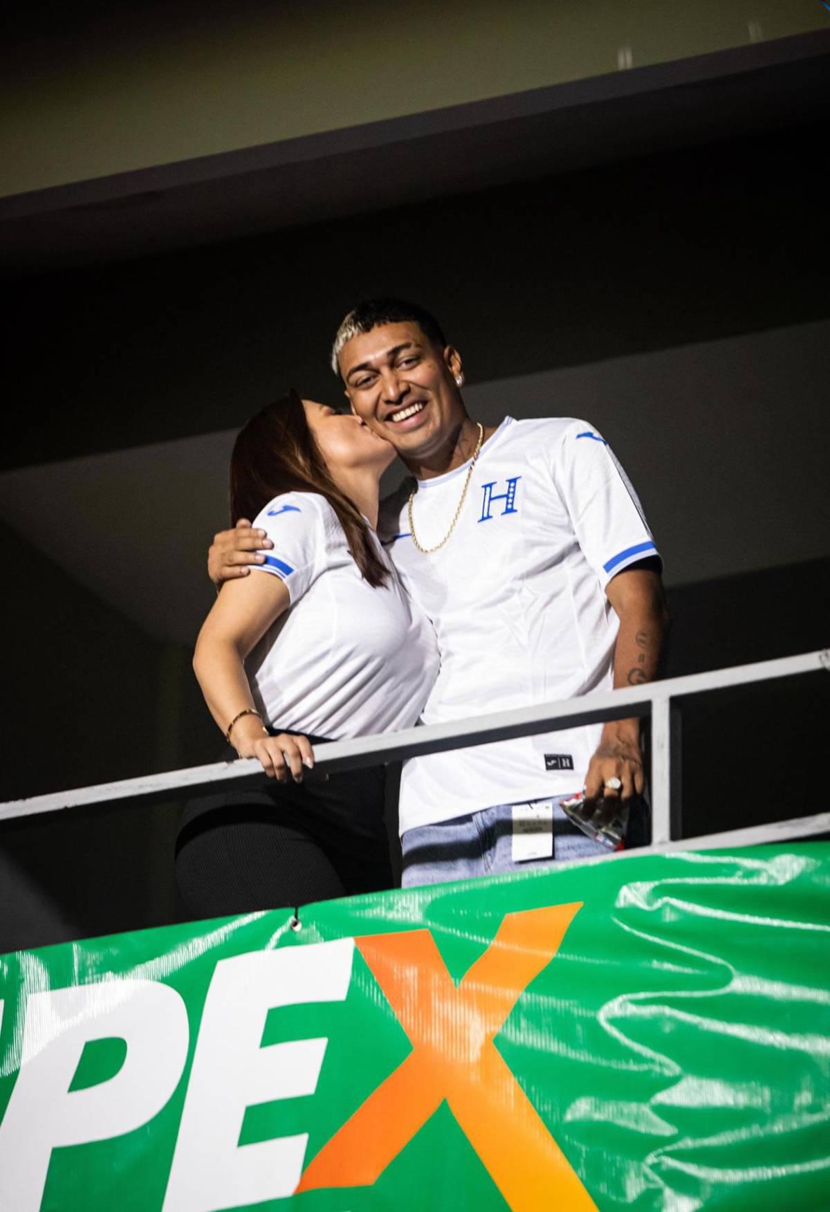 Lo que hizo la pareja del año, lindas chicas y bronca: Postales del triunfo de Honduras vs Nicaragua