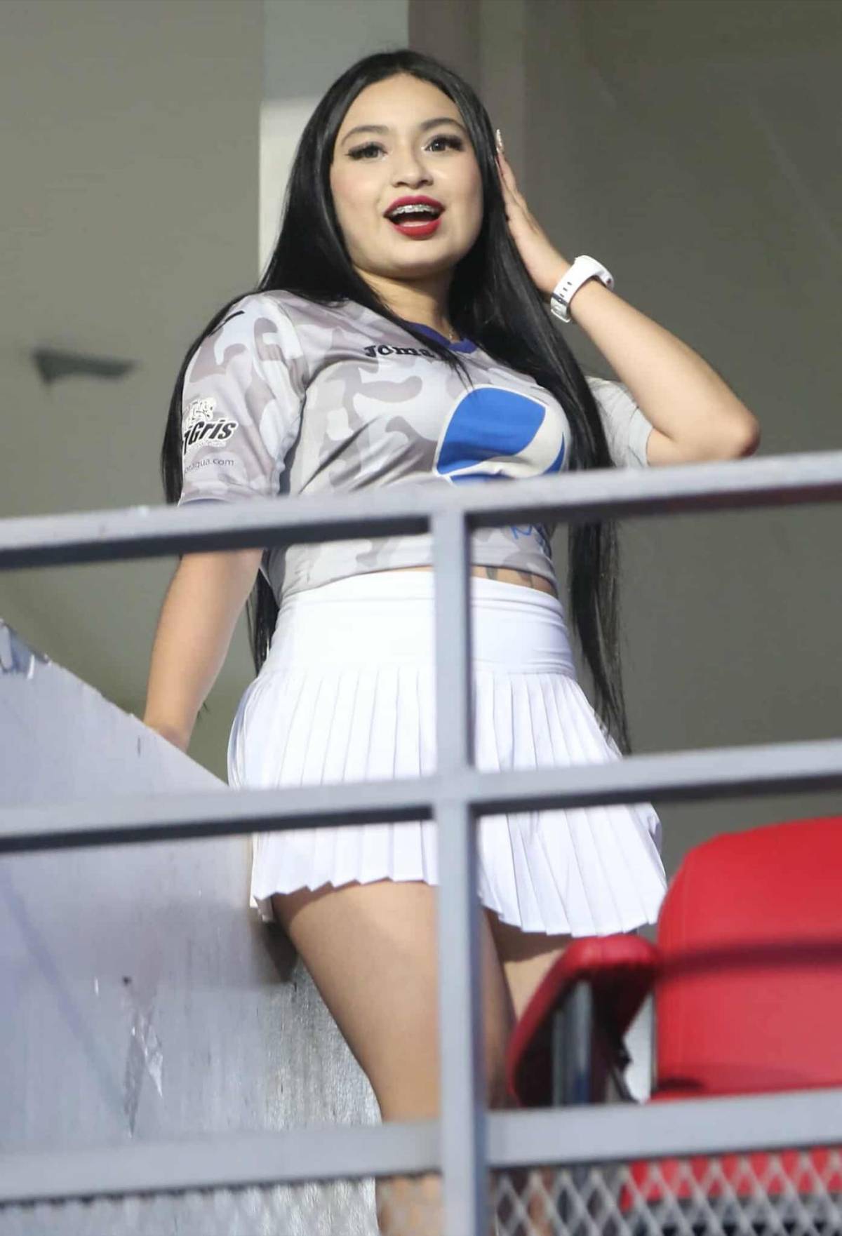 Esposa de Emilio derrochó su belleza: Las lindas chicas que llagaron al estadio Nacional