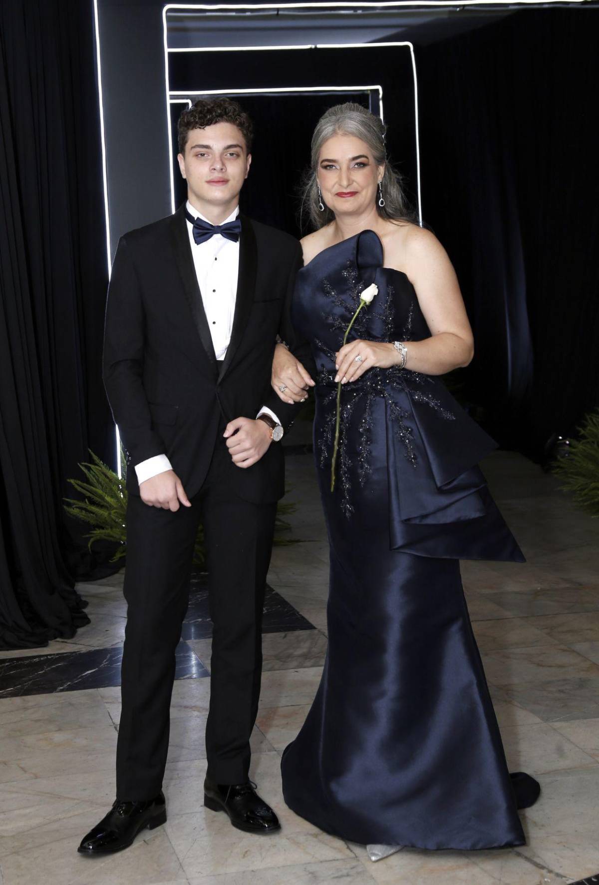 Del brazo de sus padres, seniors 2025 de The Mayan School cierran su ciclo académico