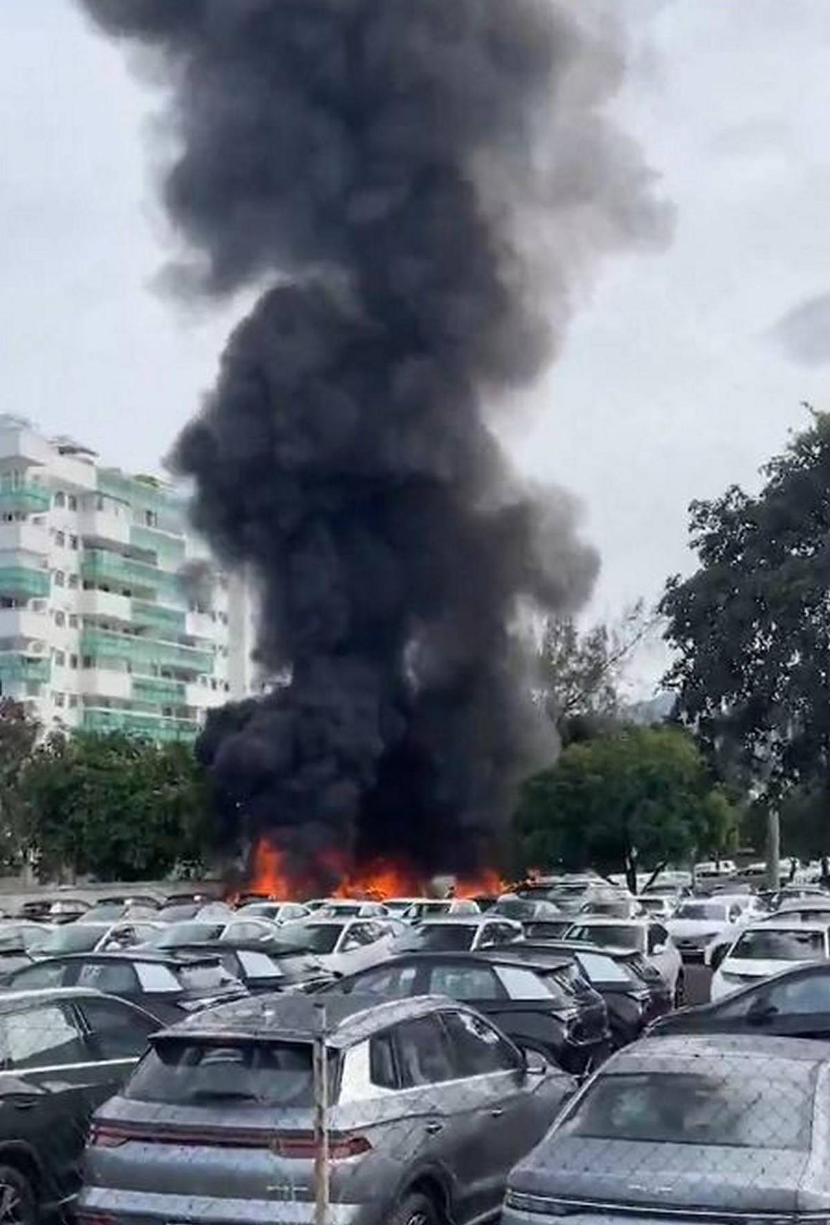 Choque de helicópteros deja seis muertos en Río de Janeiro y lanza fragmentos contra edificios