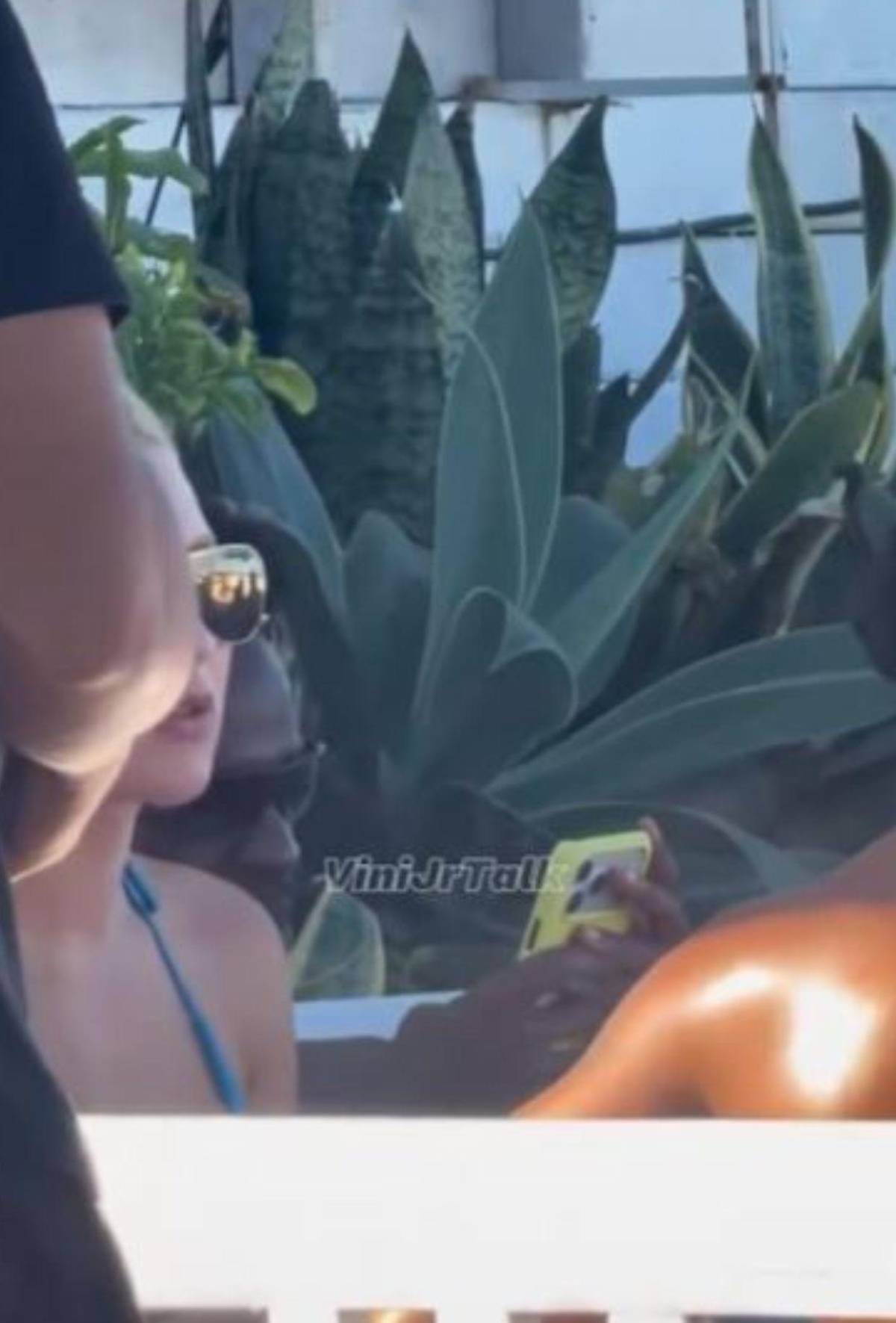 Las vacaciones de Vinicius con su exuberante pareja tras el cambio de rostro al que se sometió